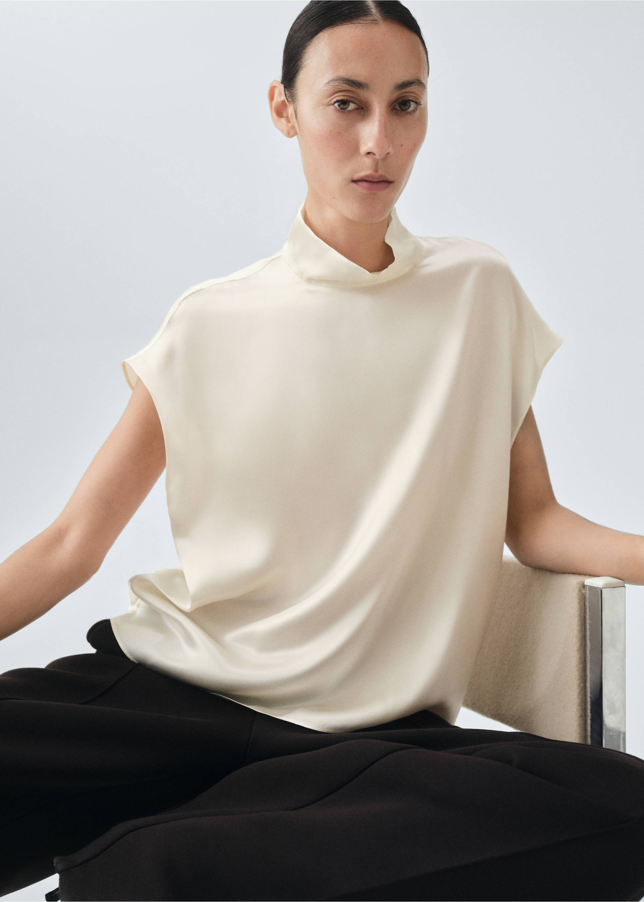 100% silk satin turtleneck blouse - Details of the article 2, Ecru. Ref: 17066348-00.