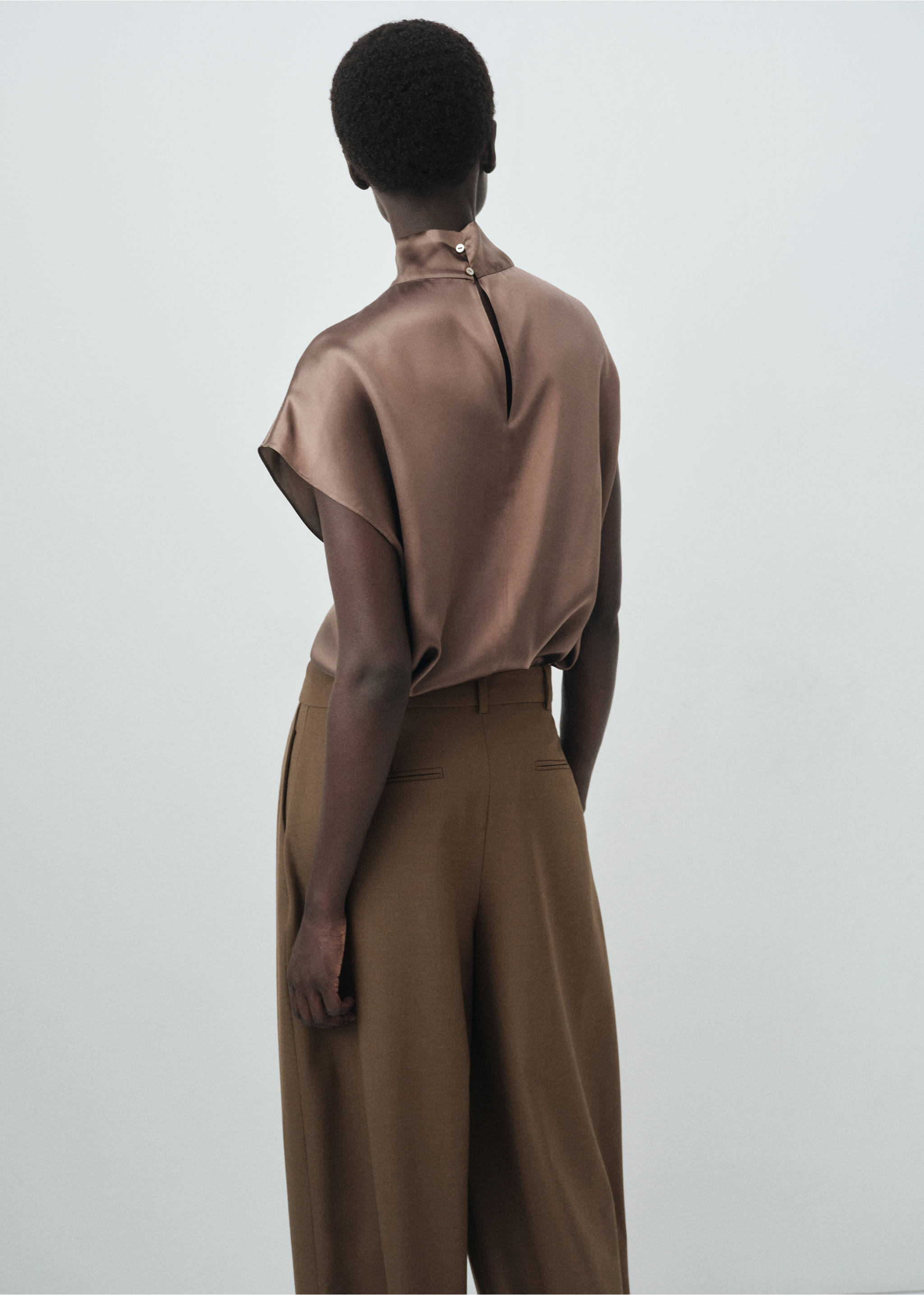 Satijnachtige blouse 100% zijde met trechterhals - Achterkant van het artikel, Middenbruin. Ref: 17066348-00.
