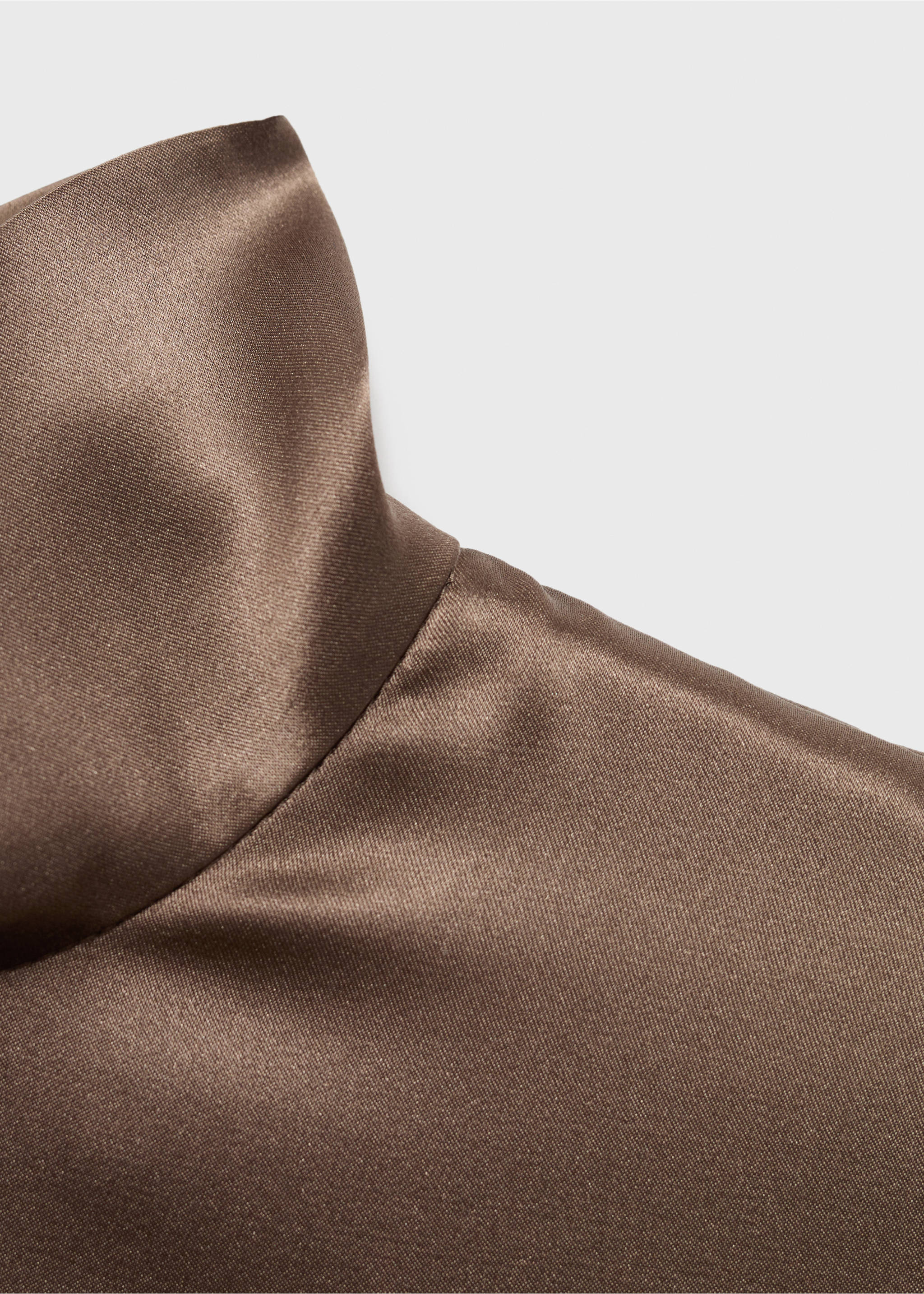 Satijnachtige blouse 100% zijde met trechterhals - Detail van het artikel 8, Middenbruin. Ref: 17066348-00.