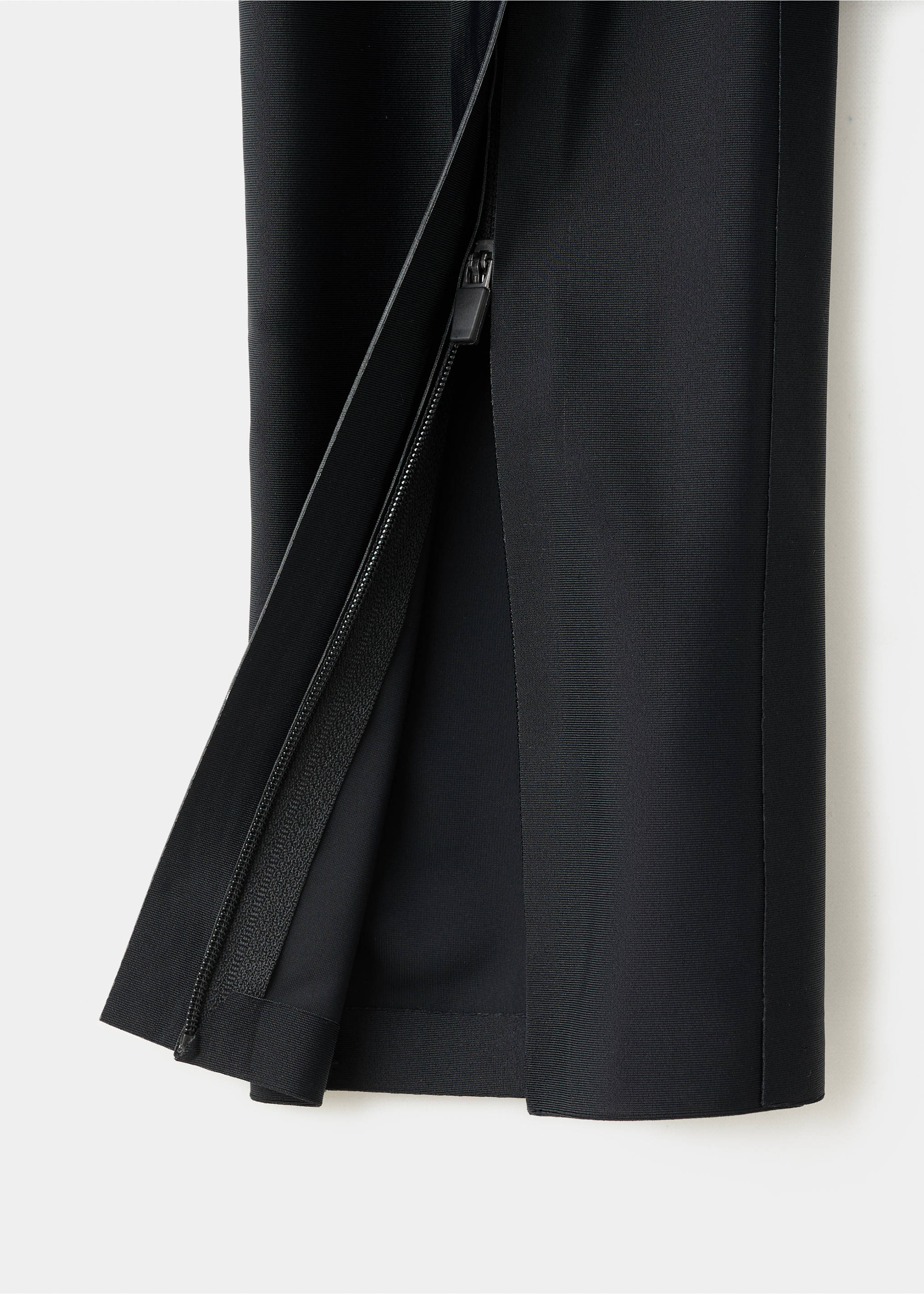 Close-up of black leggings fabric showing the hem zipper detail., Black. Ref: 17066356-00.