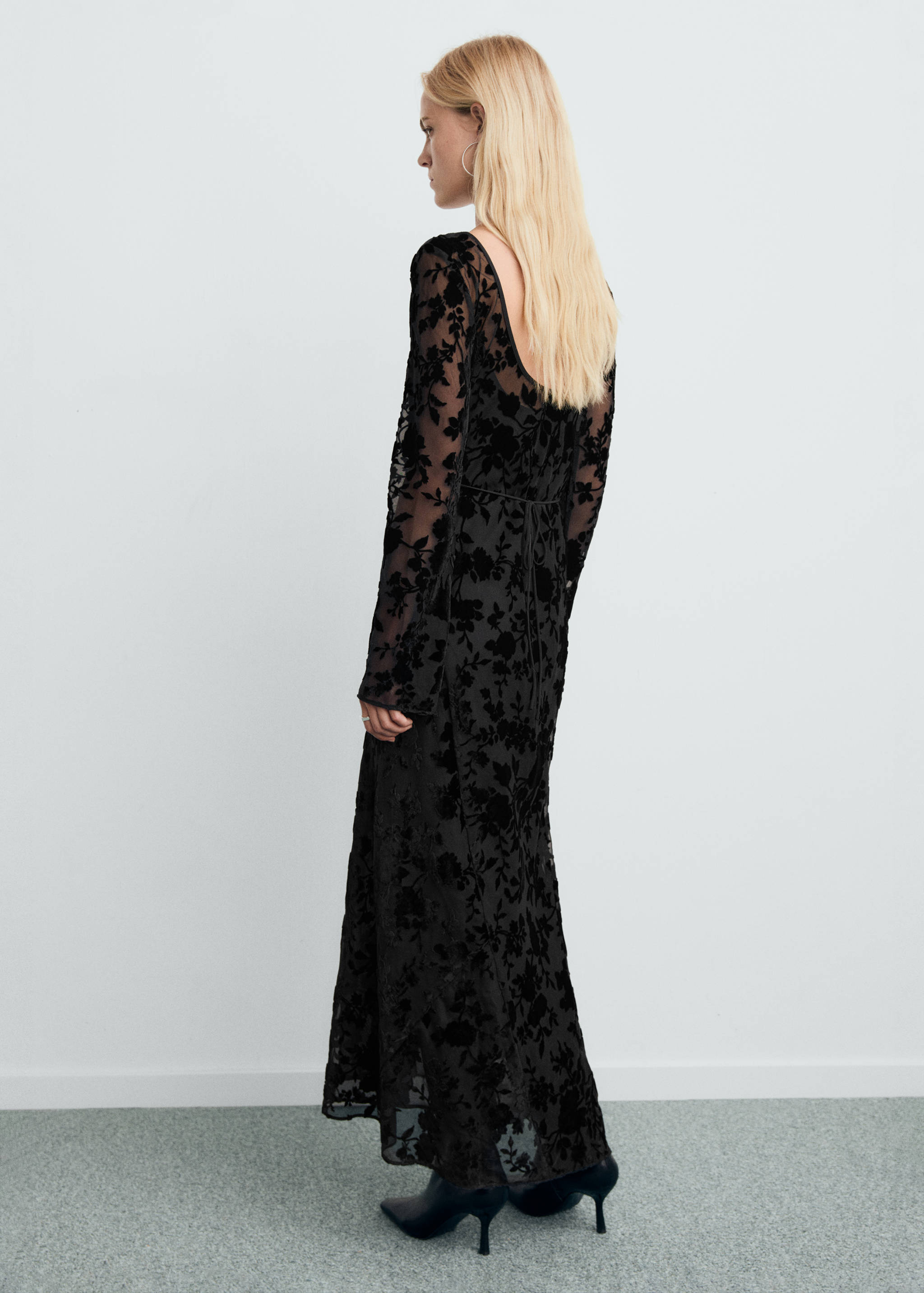 Jacquard-Kleid mit Blumenmuster und ausgestellten Ärmeln - Rückseite des Artikels