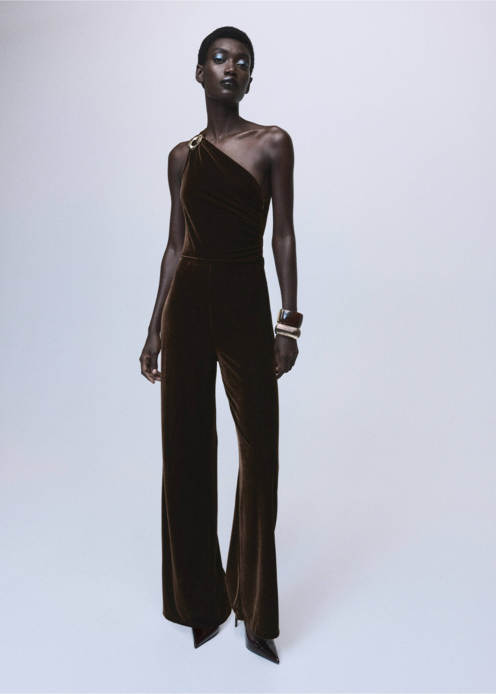 Dark brown velvet one-shoulder jumpsuit with wide-leg trousers., Brown. Ref: 17067802-00.
