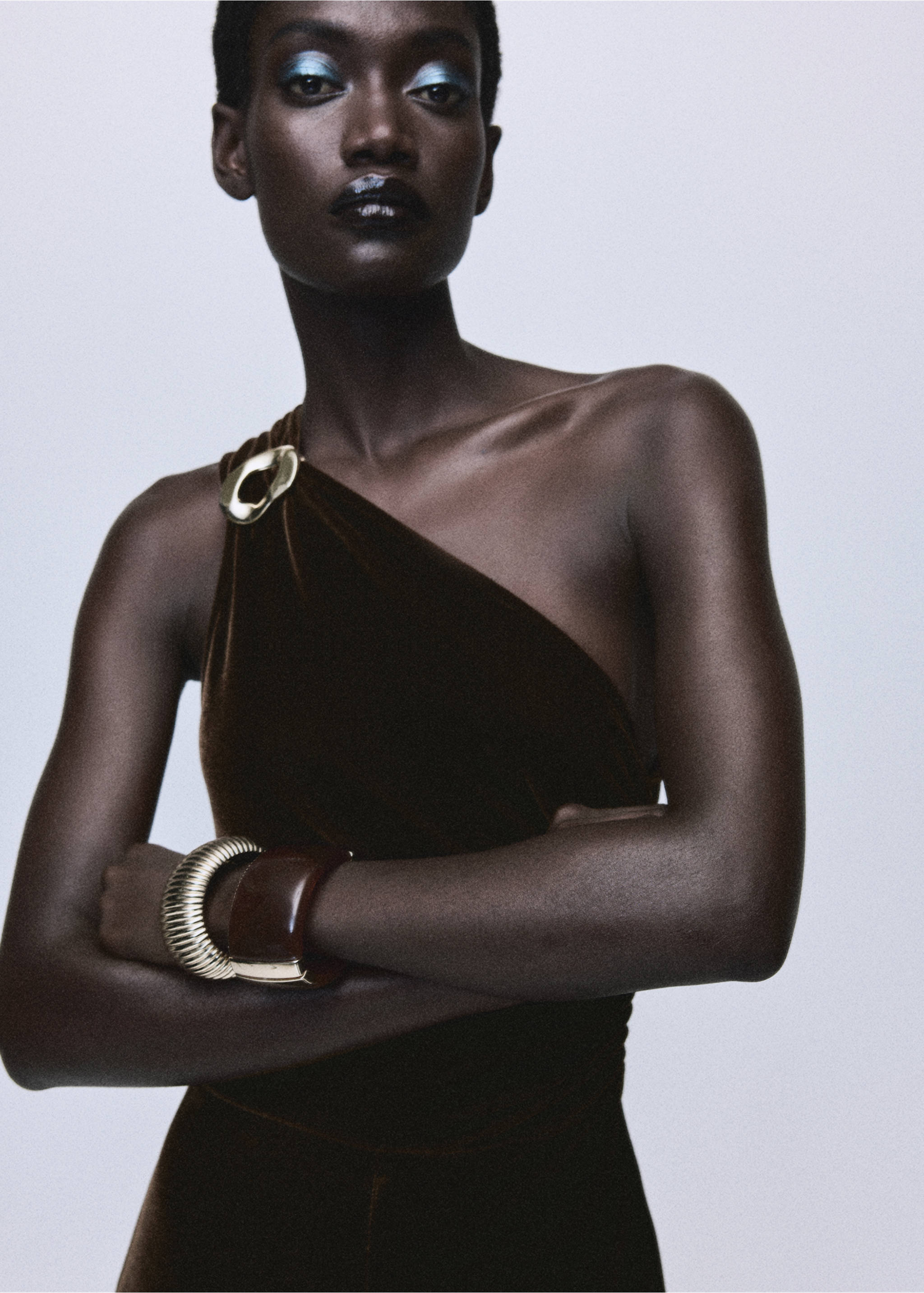 Brown velvet one-shoulder jumpsuit with a metallic gold-tone clasp detail., Brown. Ref: 17067802-00.