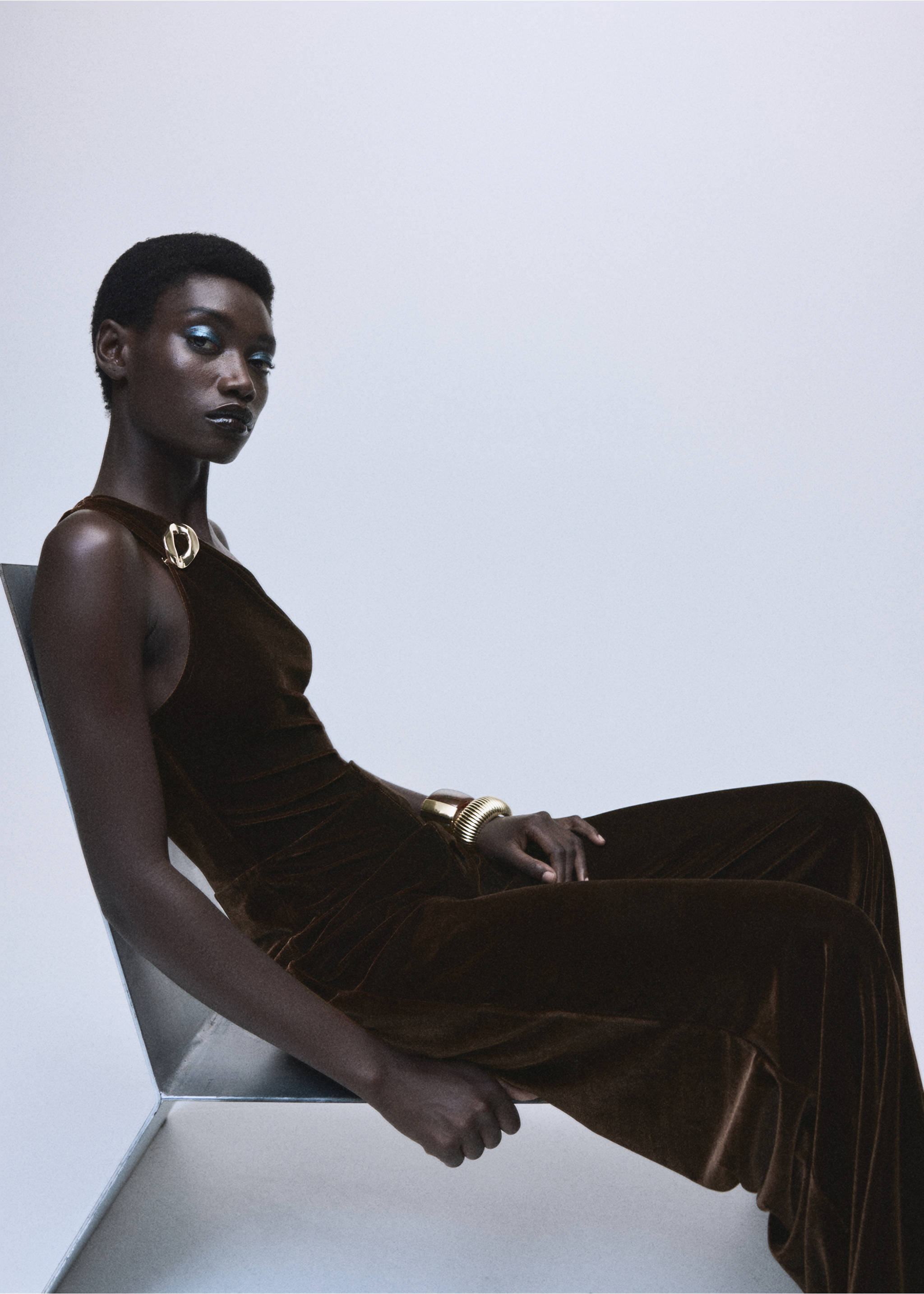Brown velvet one-shoulder jumpsuit featuring a gold-tone metallic ring clasp., Brown. Ref: 17067802-00.