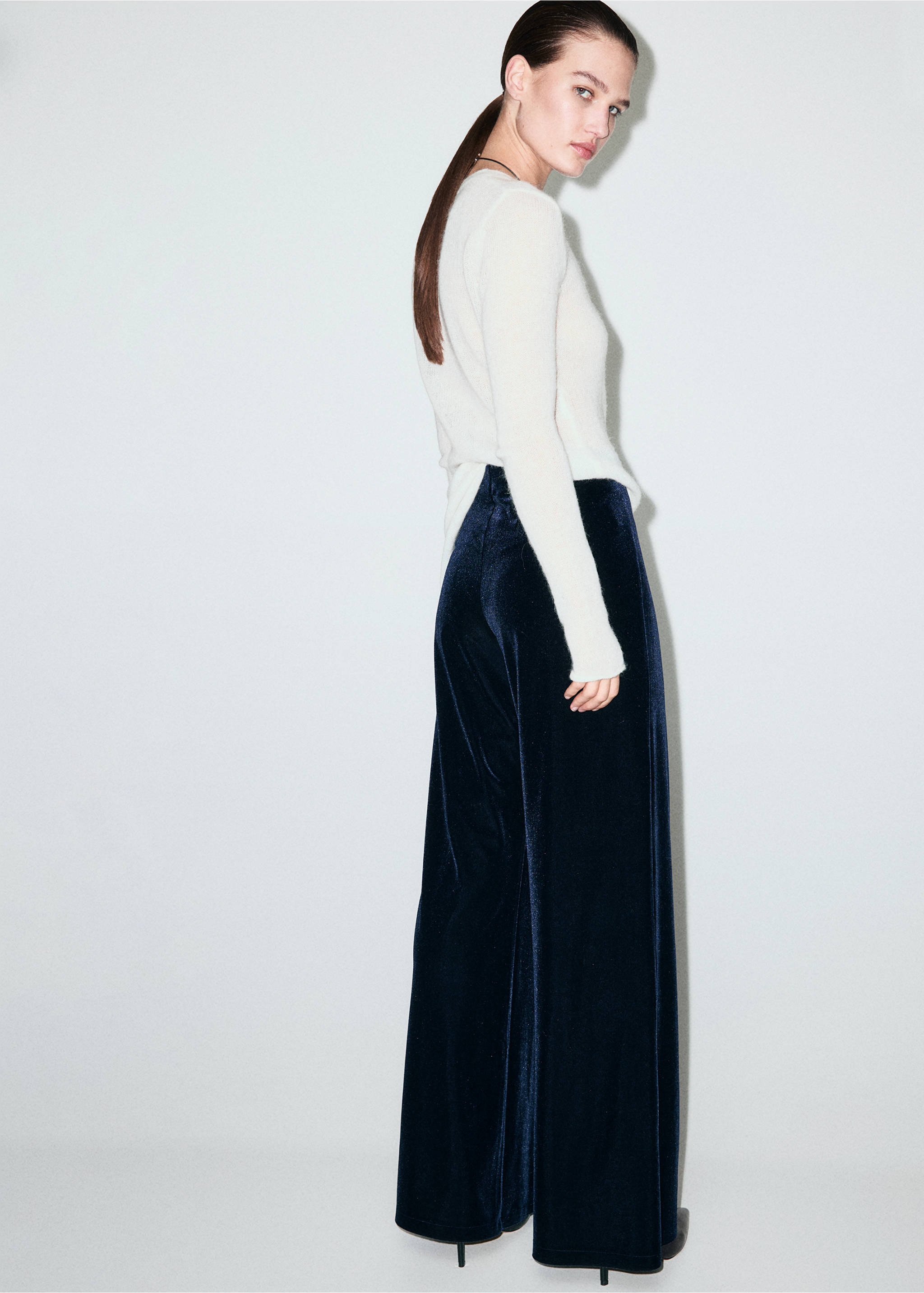 Navy blue velvet wide-leg trousers, back view, Navy. Ref: 17067806-00.