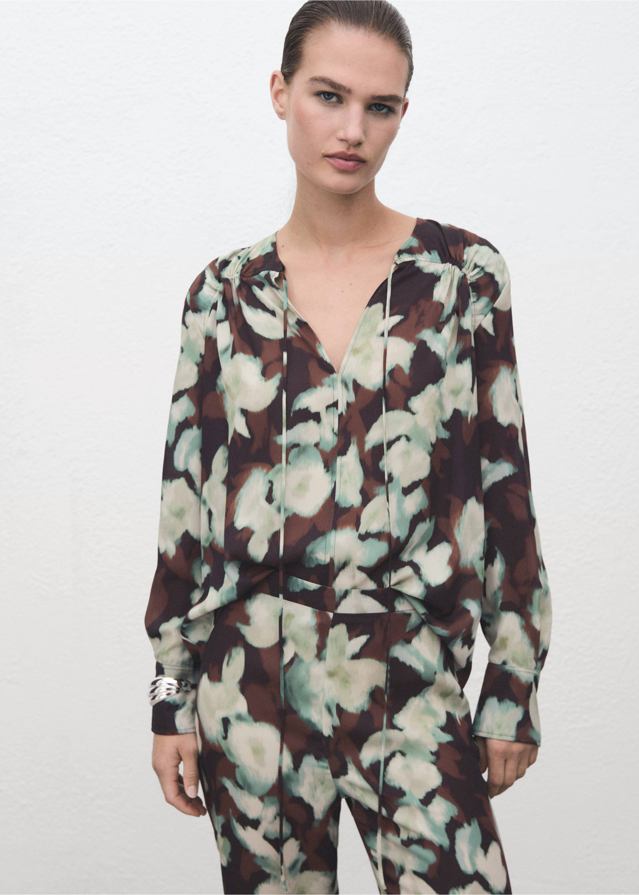Printed trousers in brown and soft green, back view, Green. Ref: 17067815-00.
