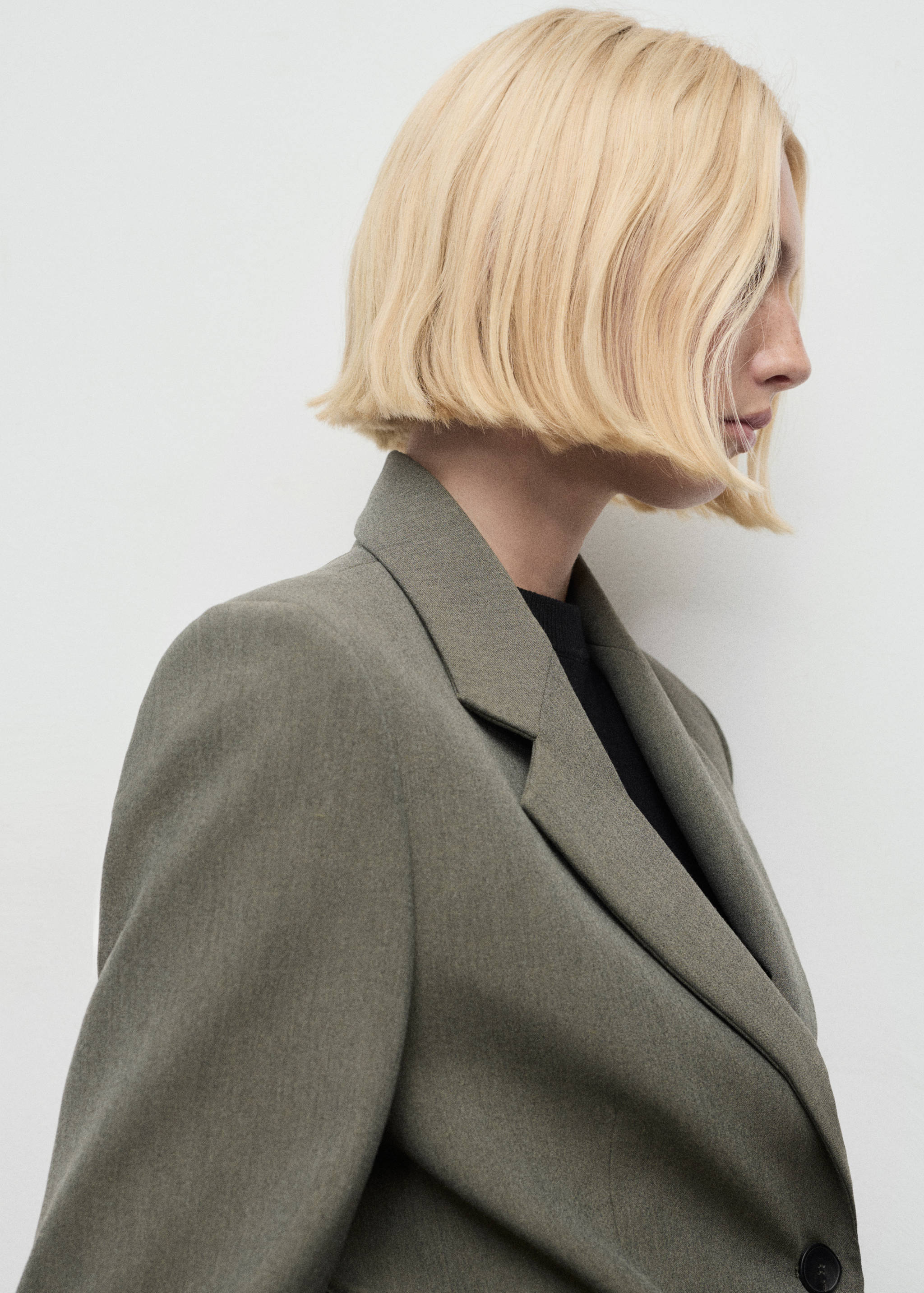 Suit blazer with flap pockets - Details of the article 3