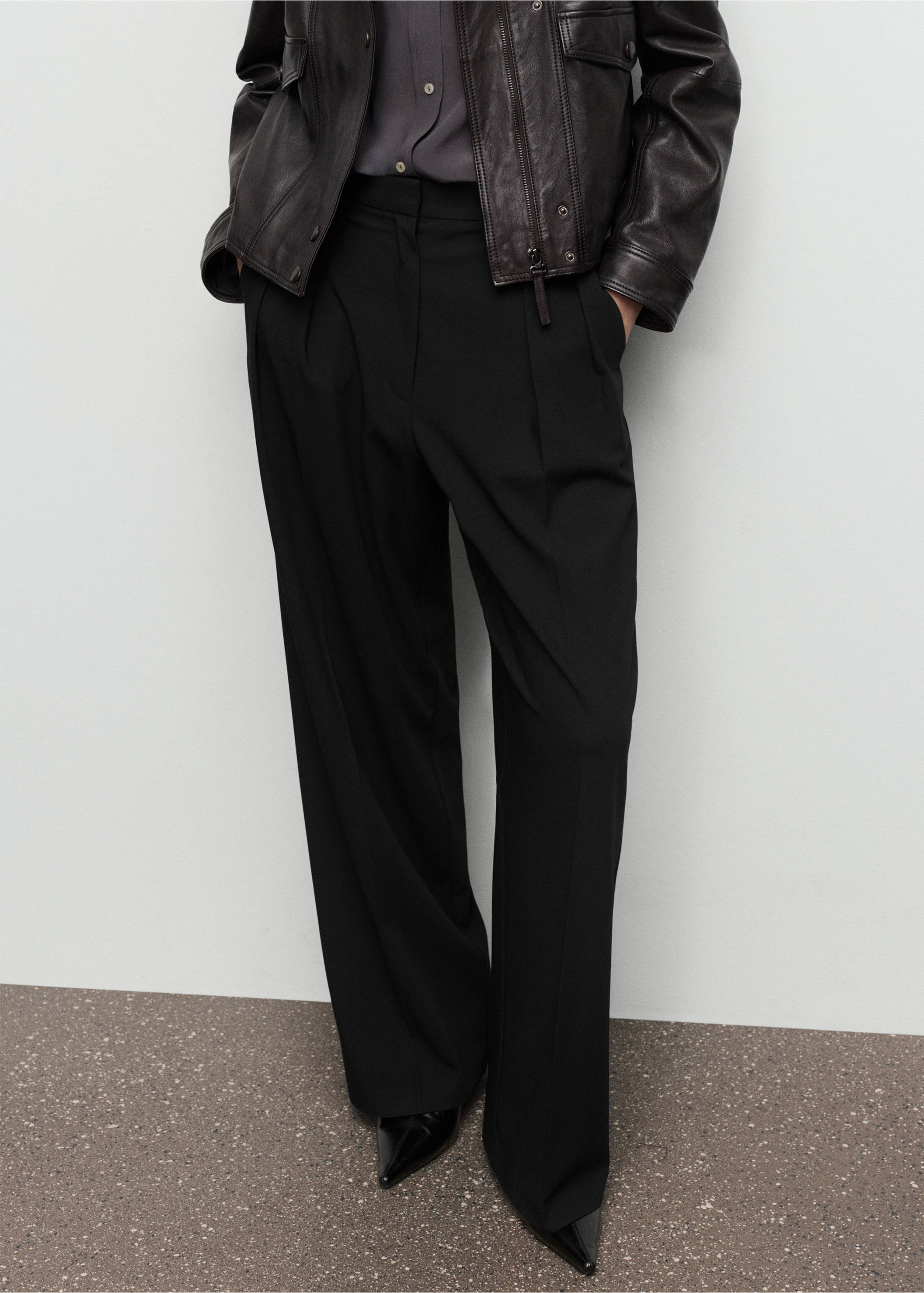 Wide leg mid-rise pleated trousers - Medium plane, Black. Ref: 17067895-00.