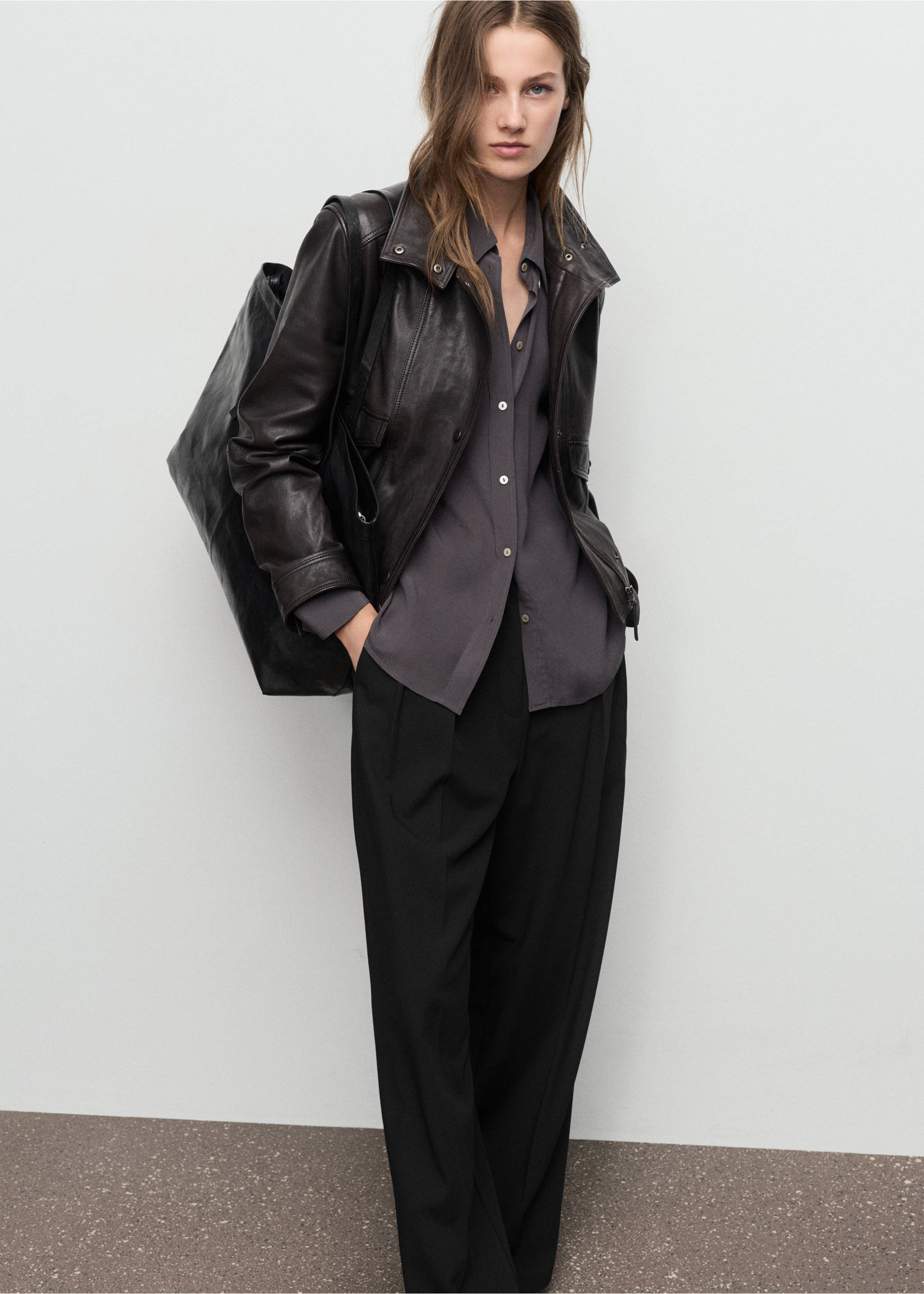 Wide leg mid-rise pleated trousers - Details of the article 1, Black. Ref: 17067895-00.