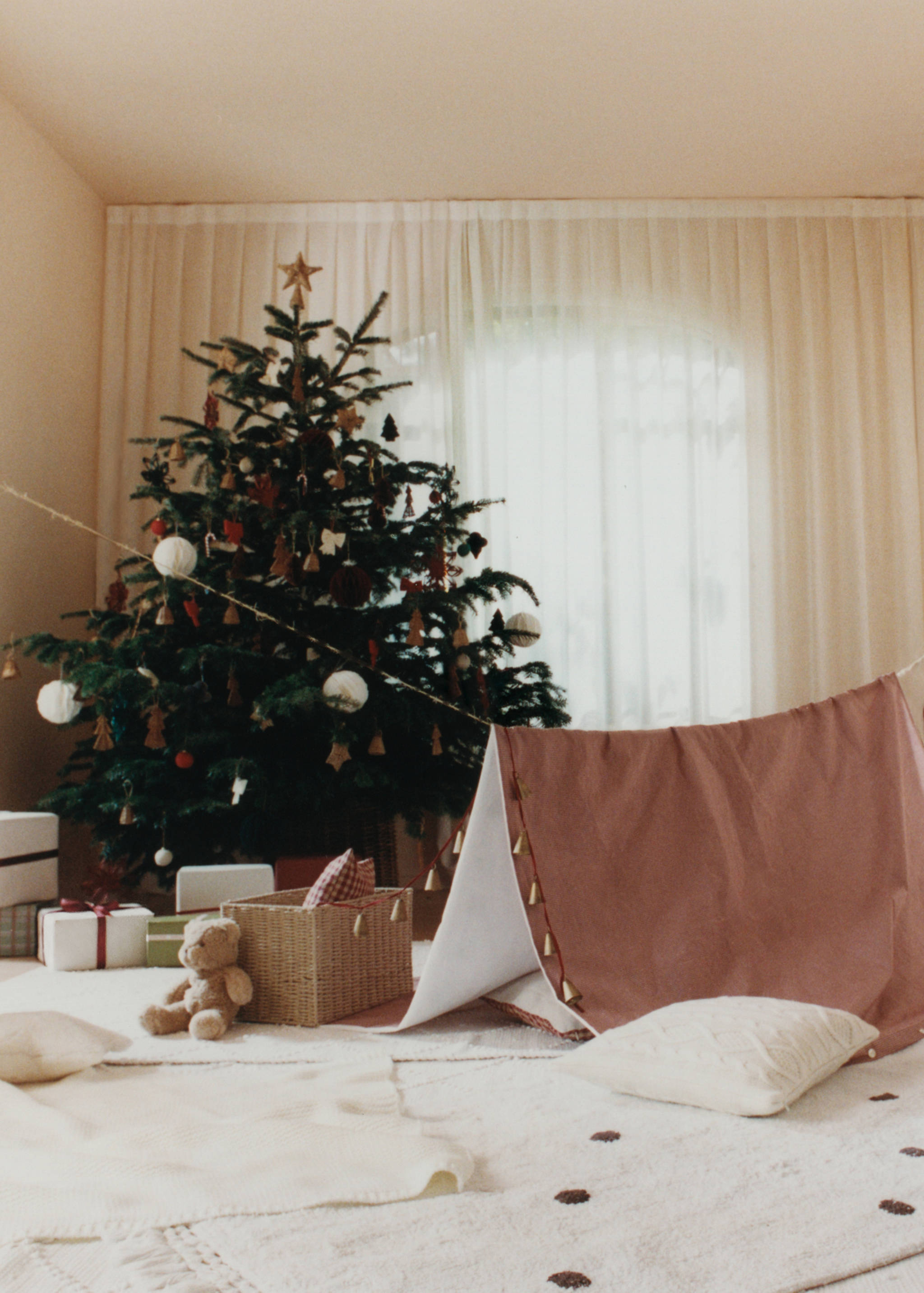 Cream cable-knit cushion cover in a festive room setting.