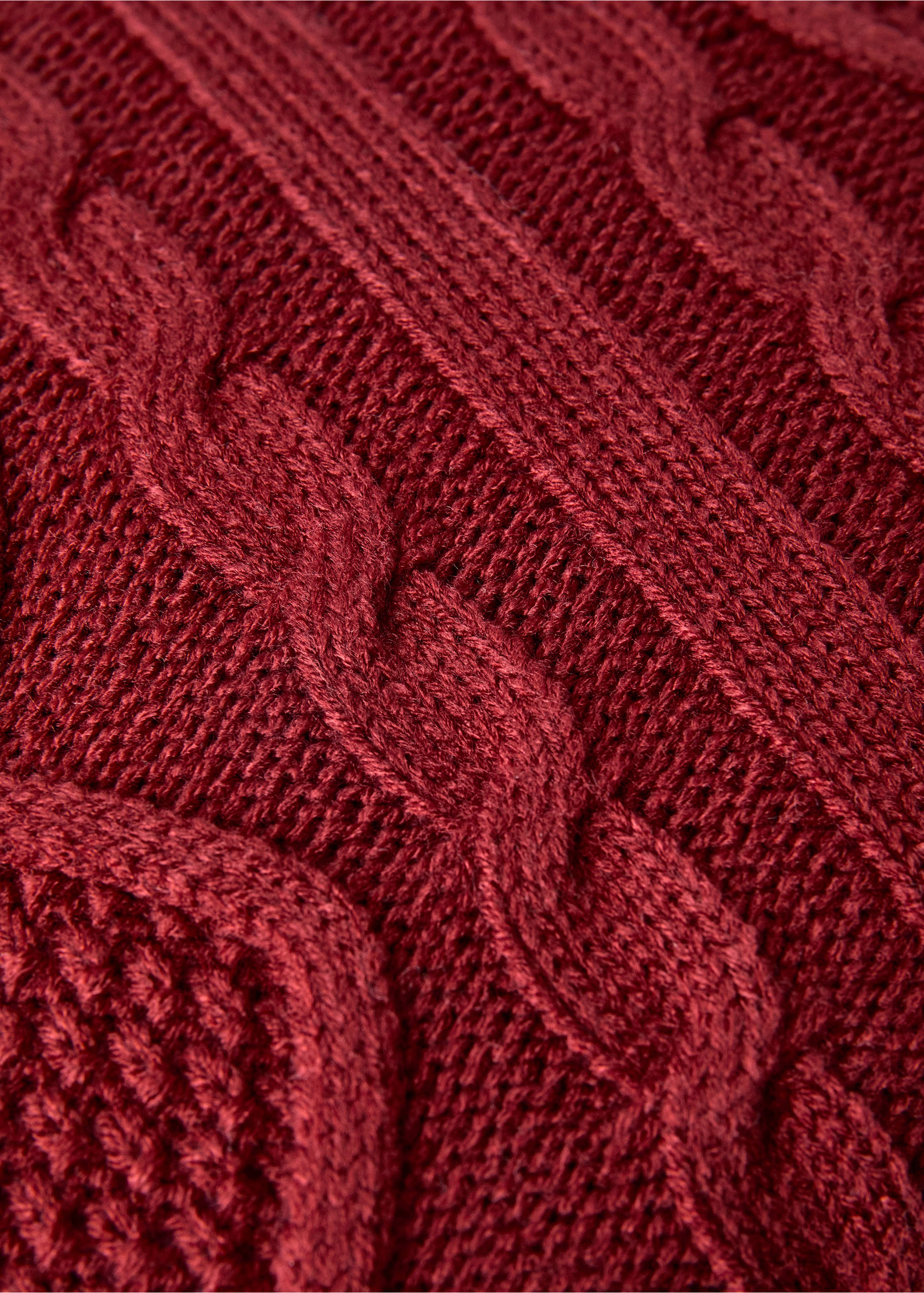 Dark red cable-knit cushion cover detail., Red. Ref: 17067902-00.