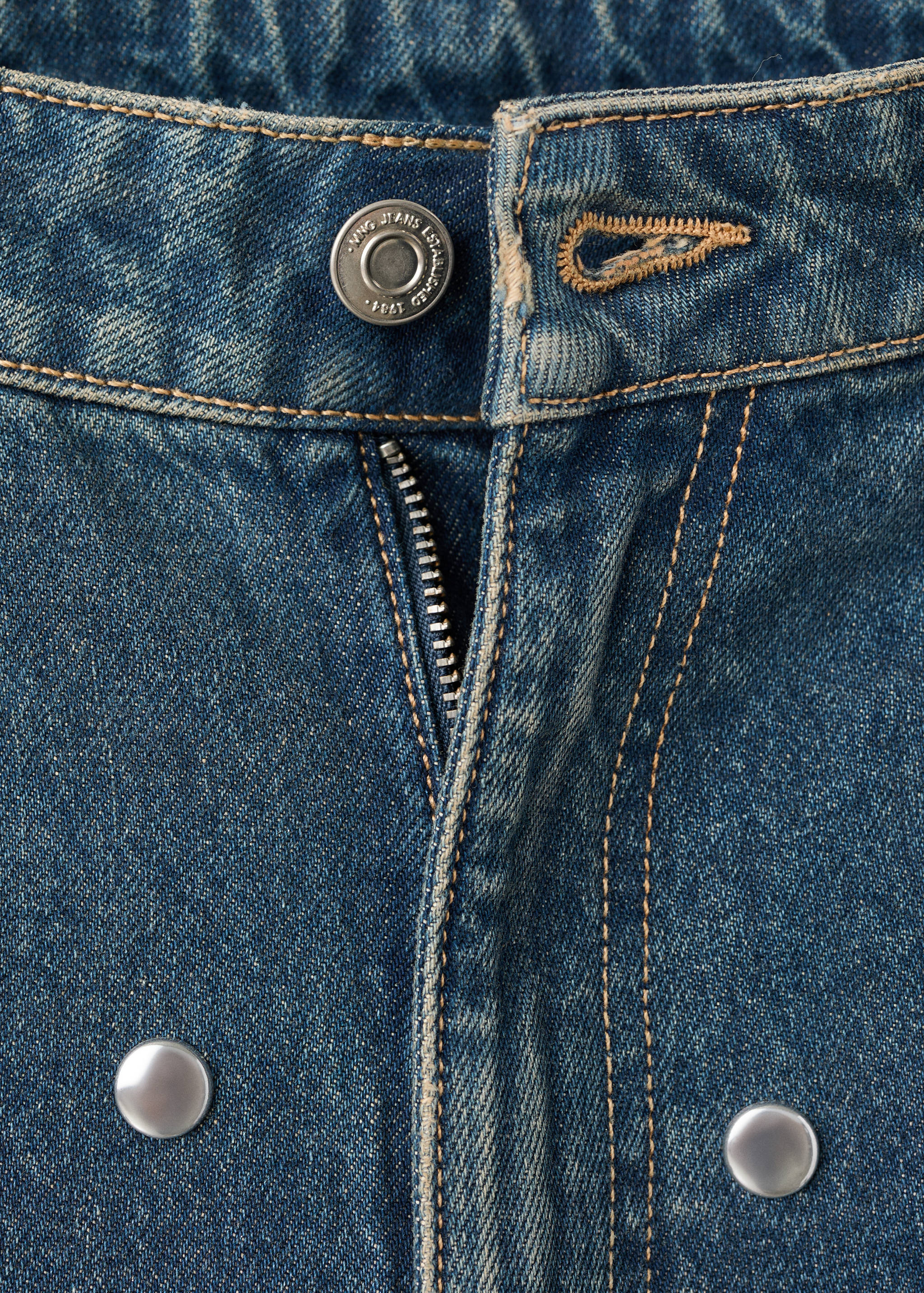Gerade Jeans mit Nieten - Detail des Artikels 8