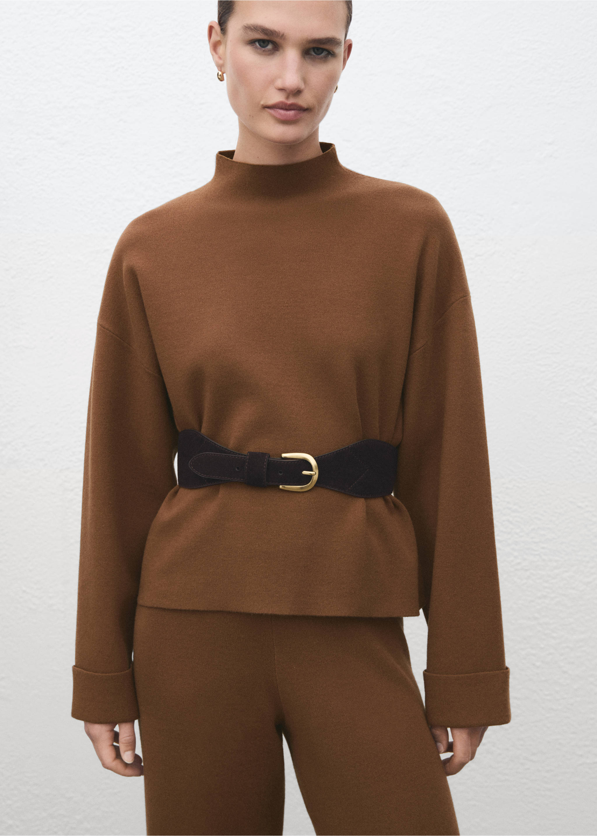 High collar sweater - Details of the article 2, Caramel. Ref: 17068639-00.