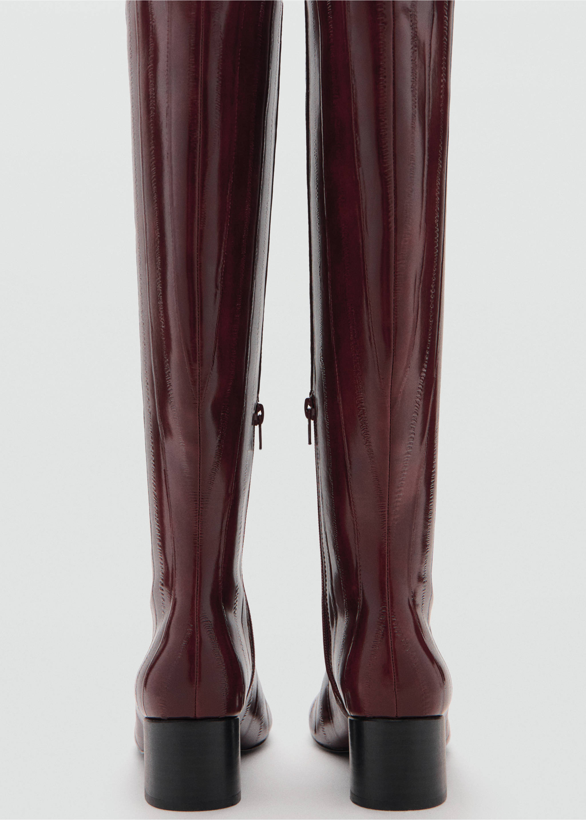 Textured heeled boots - Details of the article 2, Burgundy. Ref: 17069095-00.