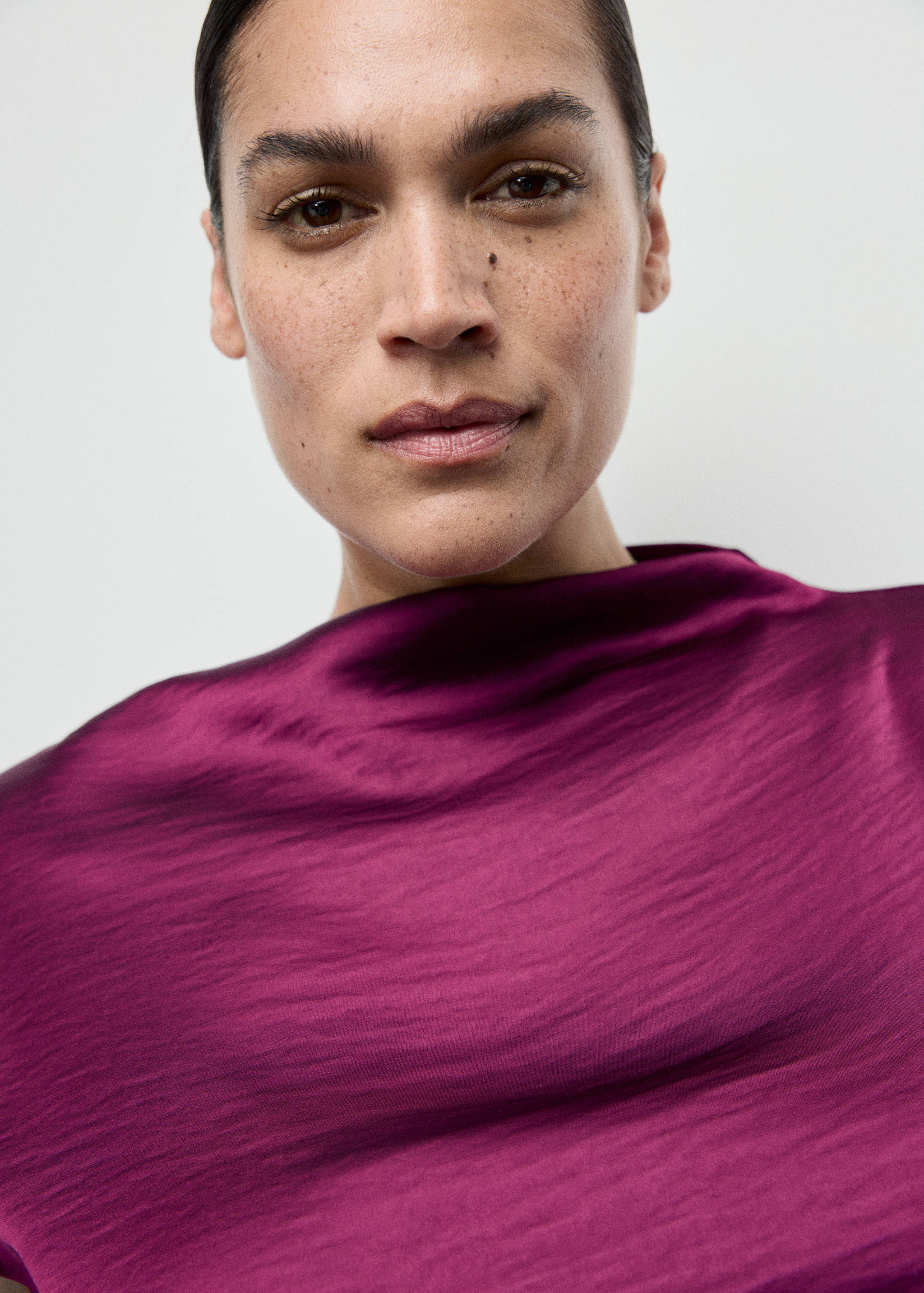Satin-Kleid mit Knittereffekt - Detail des Artikels 4
