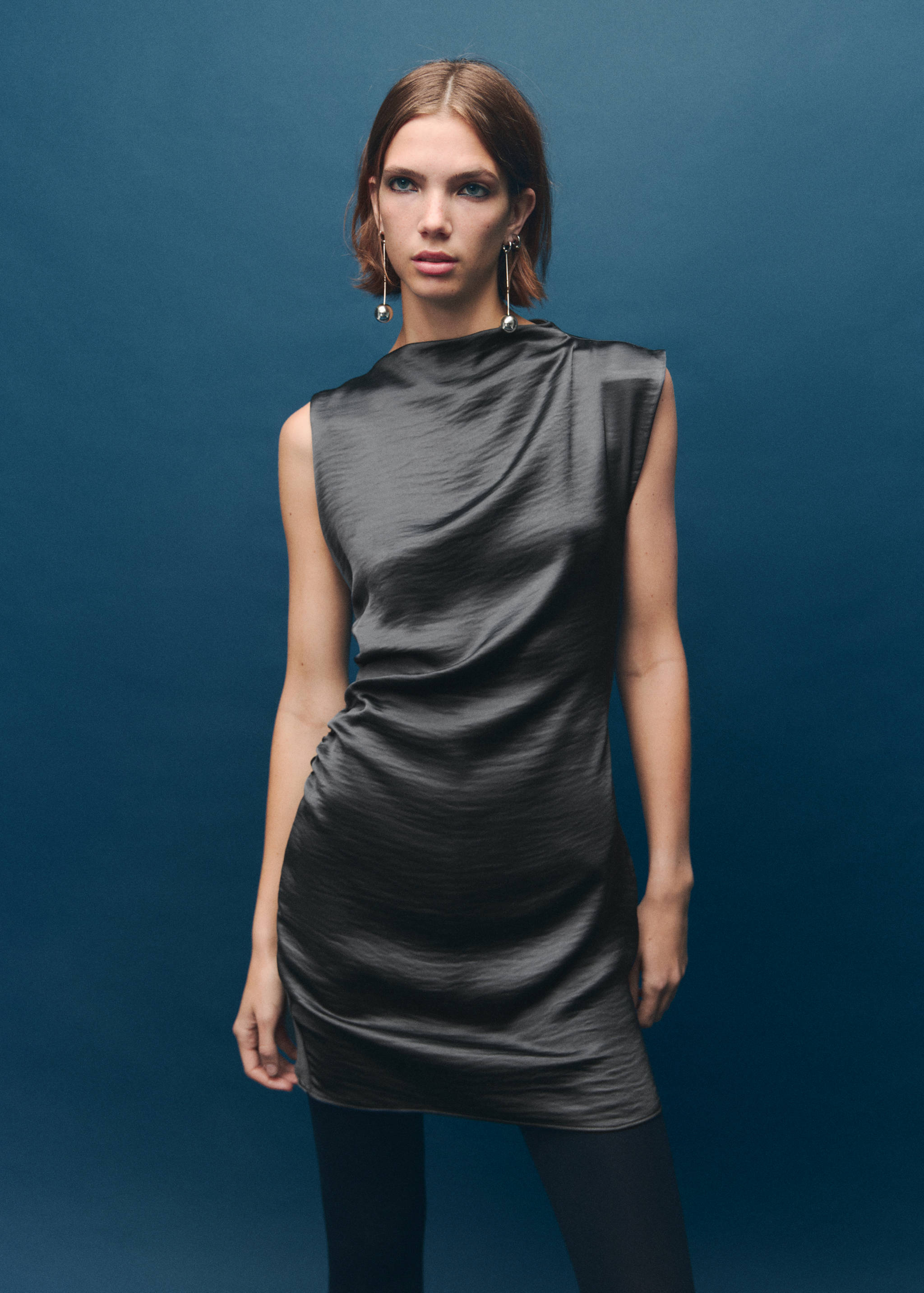 Satin-Kleid mit Knittereffekt - Mittlere Ansicht