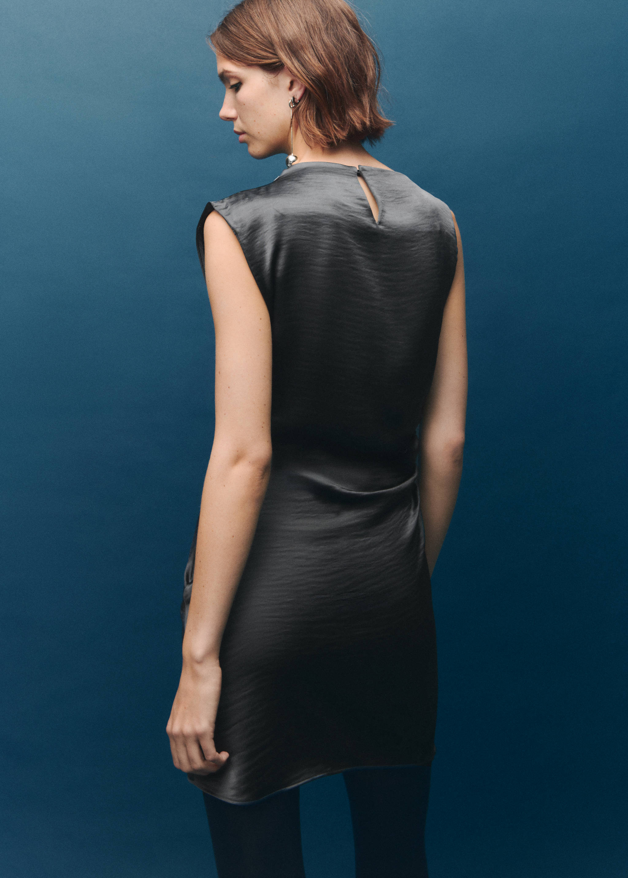 Satin-Kleid mit Knittereffekt - Rückseite des Artikels