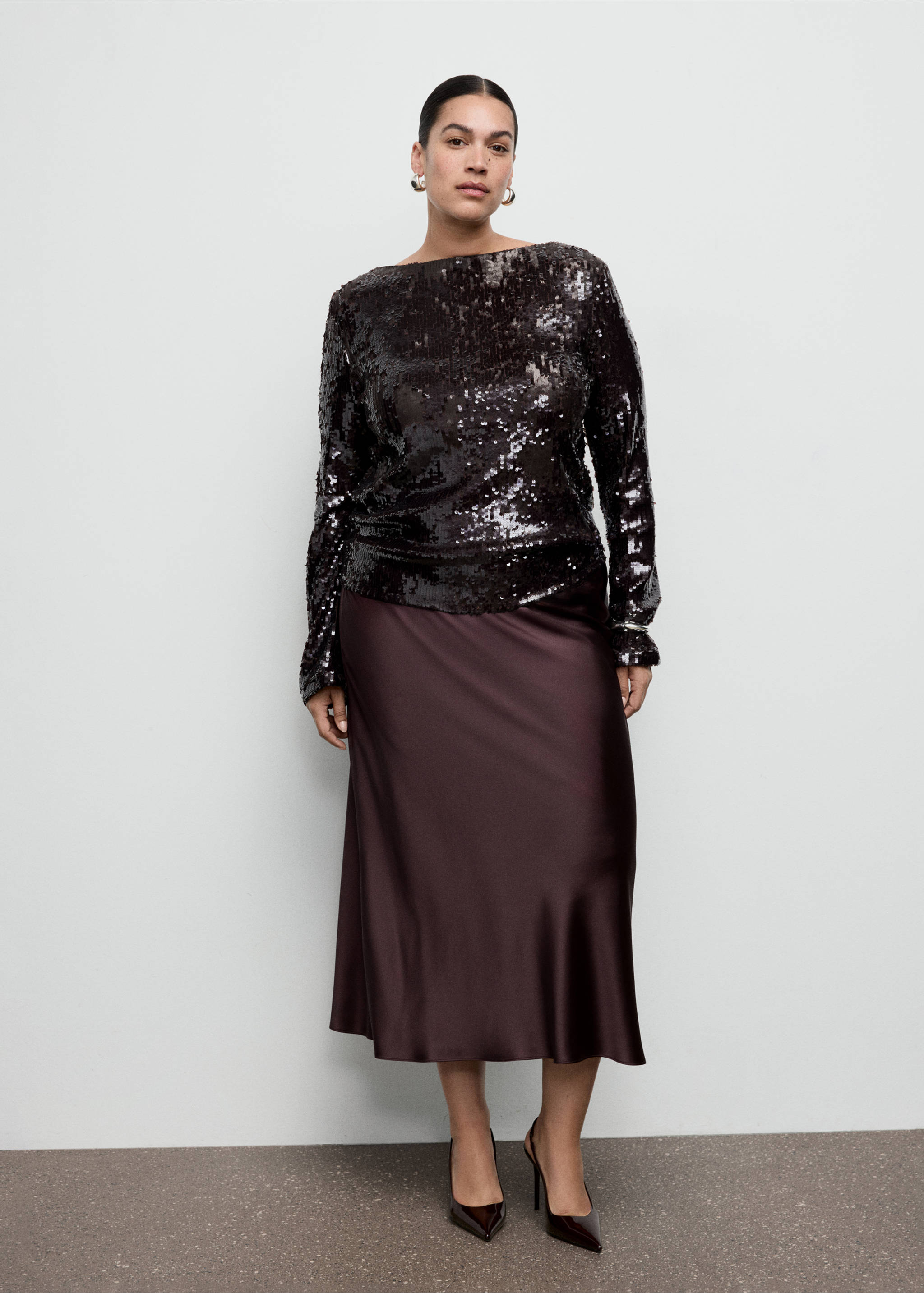Bell-sleeved top with sequins - Details of the article 6, Brown. Ref: 17069113-00.