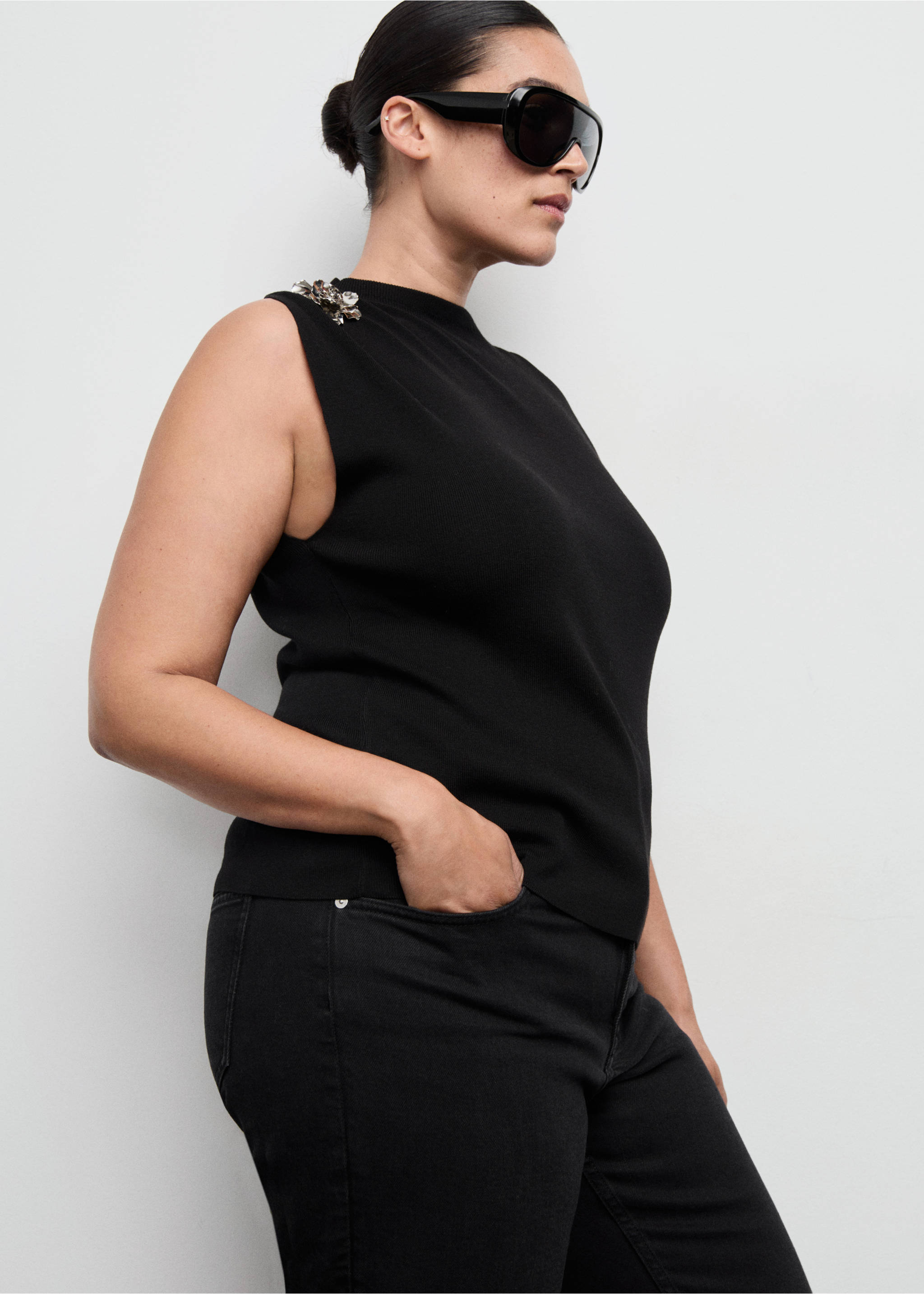 Knitted top with metallic flower - Details of the article 5, Black. Ref: 17069114-00.