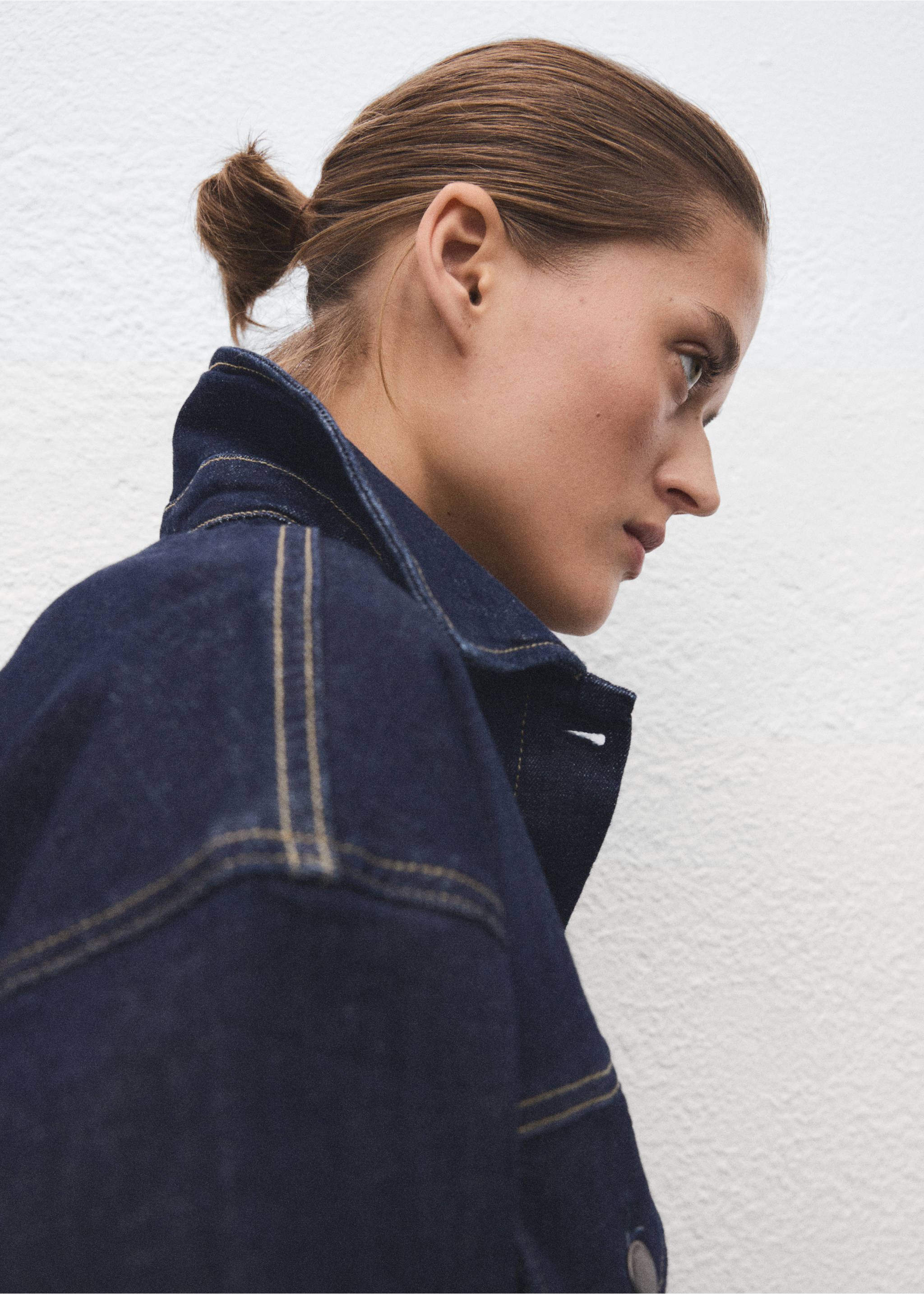 Fitted denim jacket with pockets - Details of the article 1, Open Blue. Ref: 17069119-00.