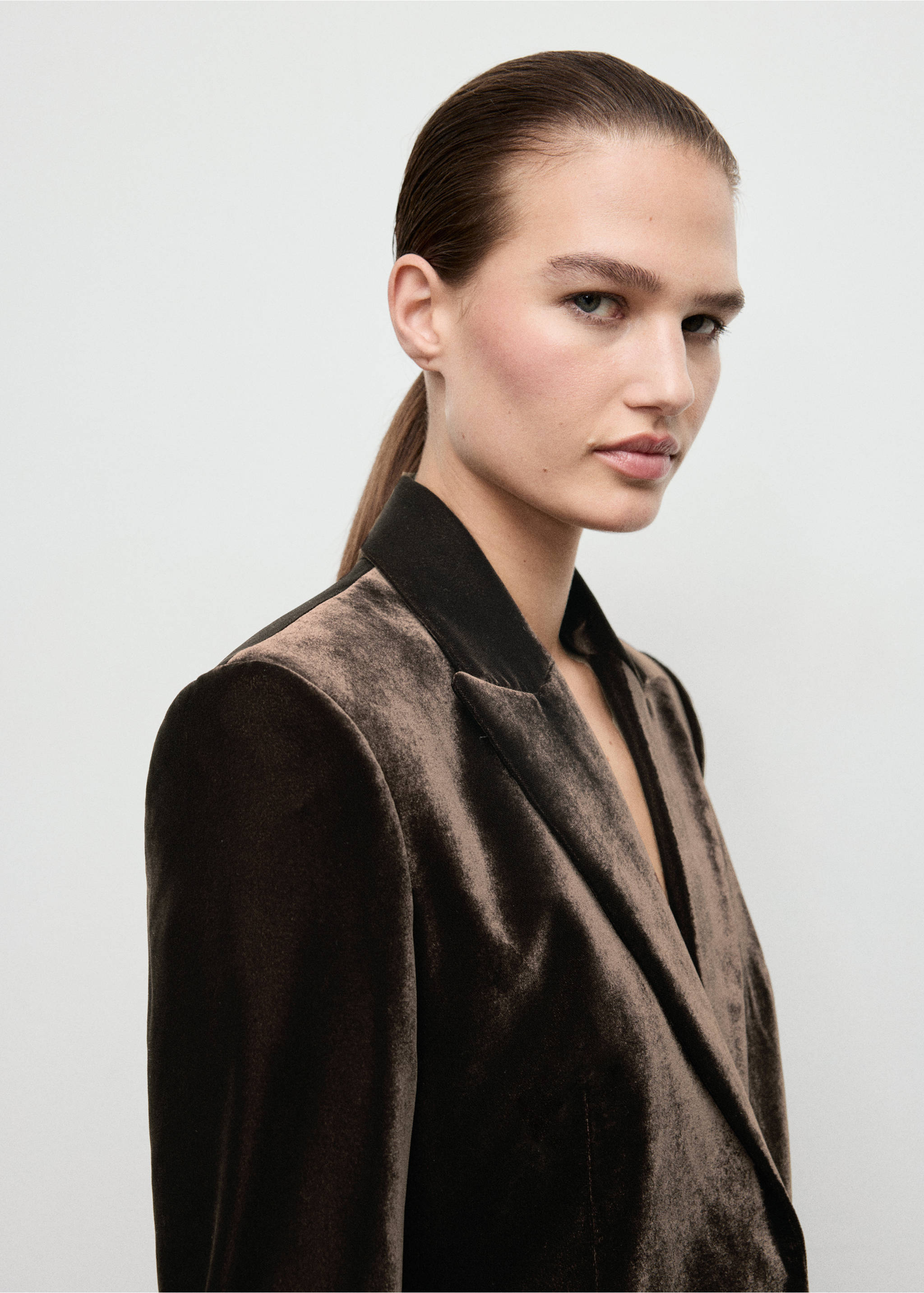 Brown velvet blazer with tailored lapels., Chocolate. Ref: 17069406-00.