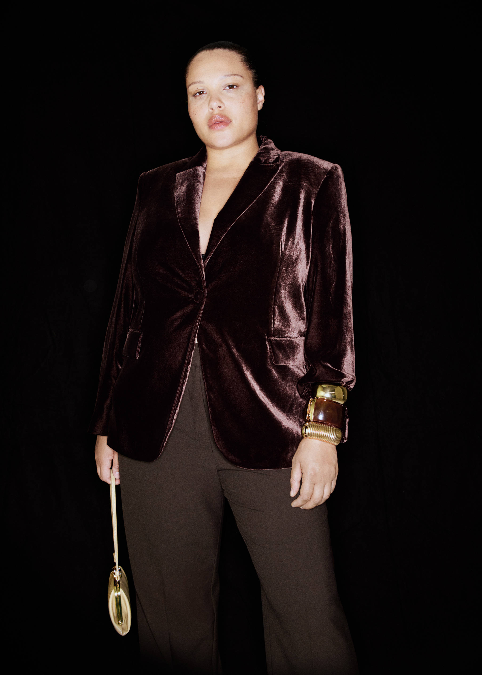Dark brown velvet blazer with notched lapels and front flap pockets., Chocolate. Ref: 17069406-00.