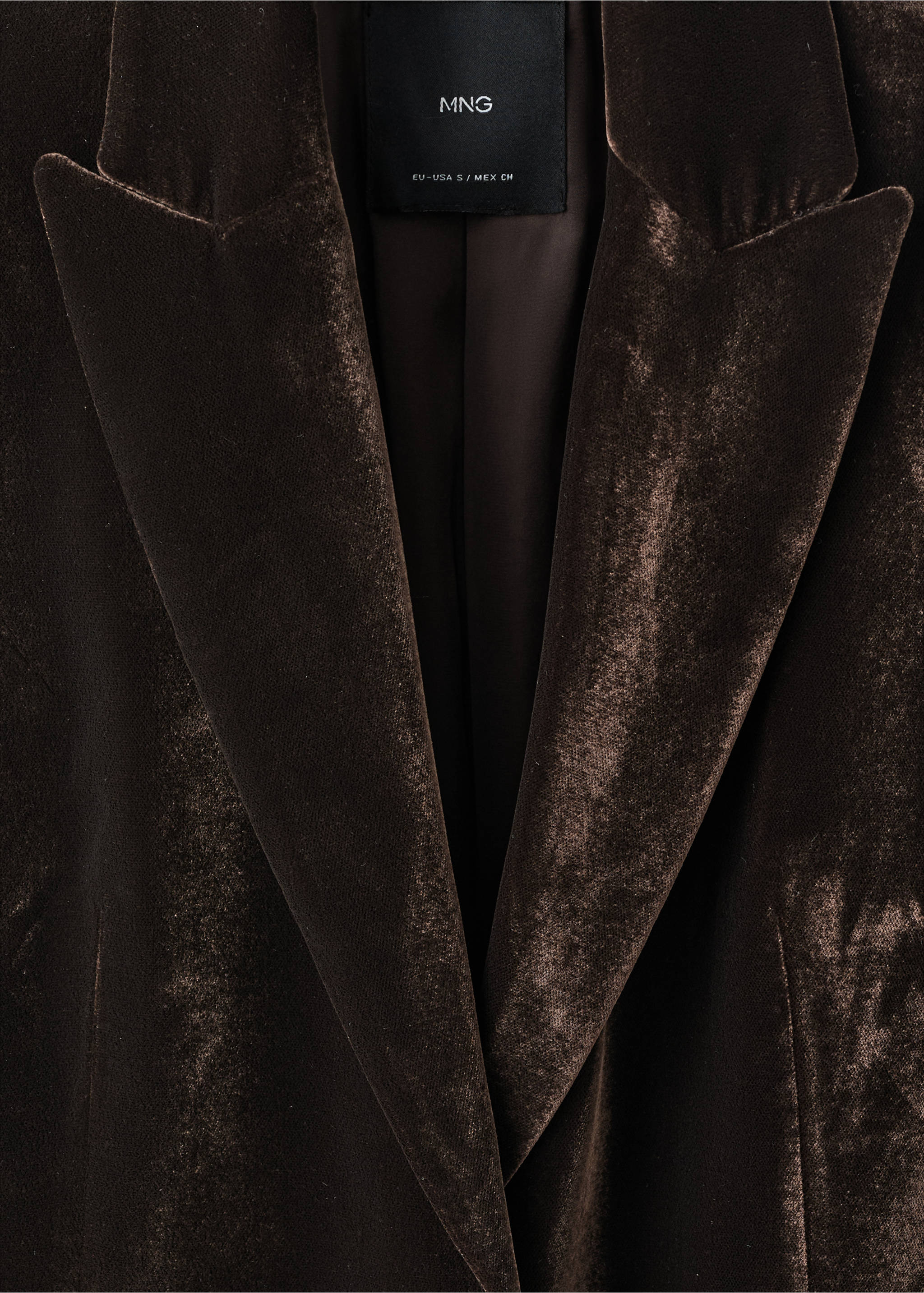 Close-up of a dark brown velvet blazer showing lapels., Chocolate. Ref: 17069406-00.