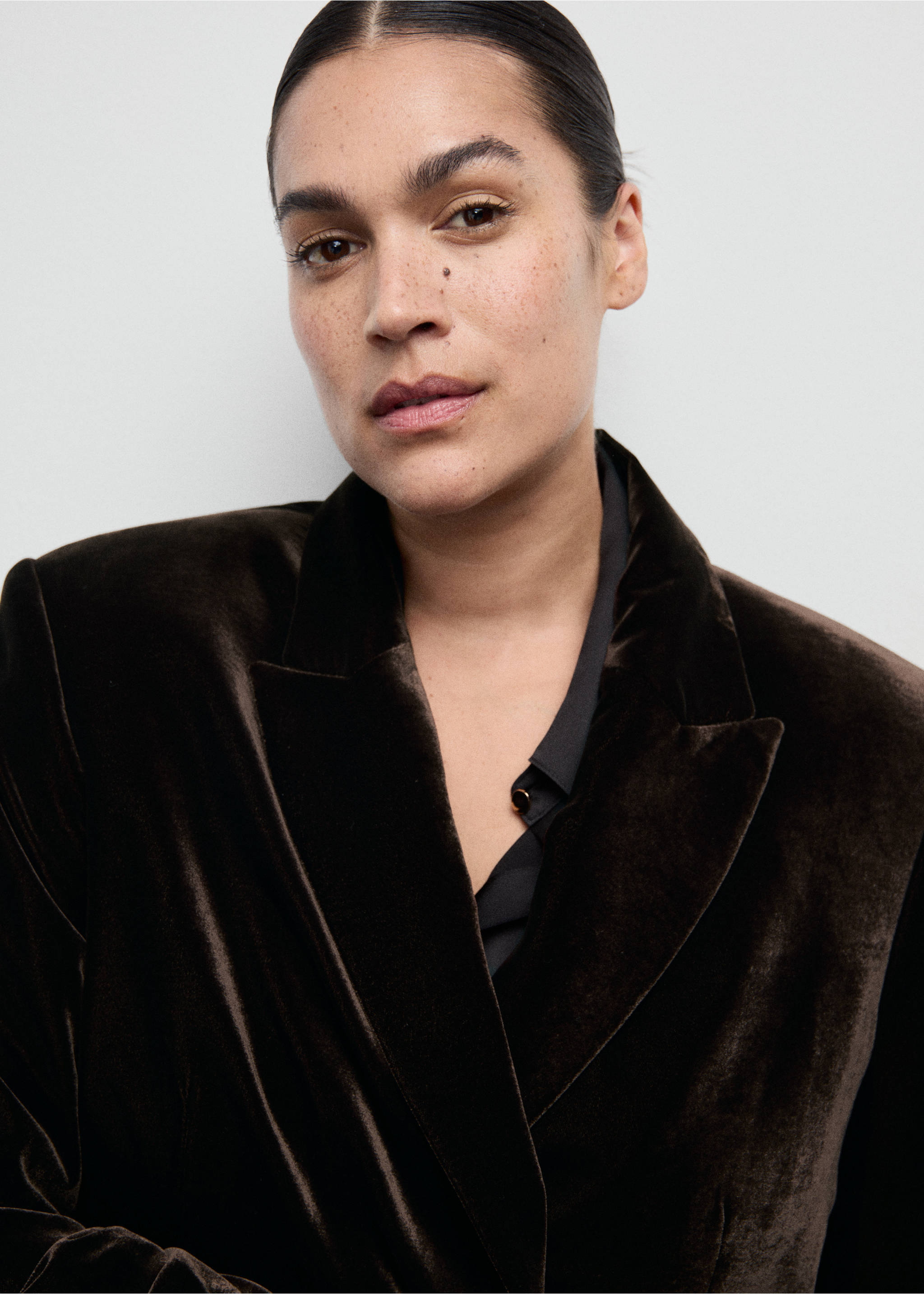 Dark brown velvet blazer with tailored lapels in a close-up portrait view., Chocolate. Ref: 17069406-00.