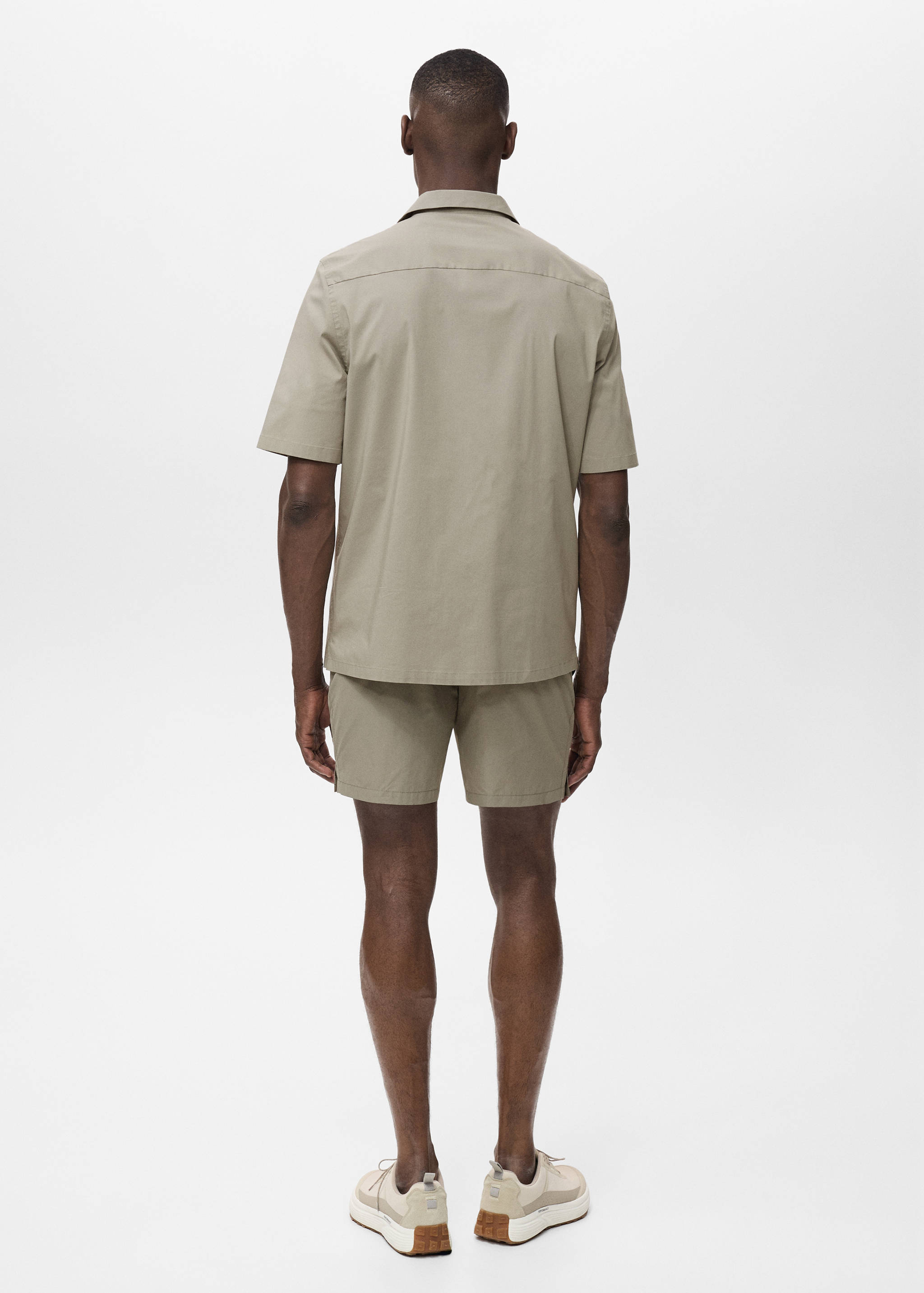 Shirt with pockets and bowling collar - Reverse of the article