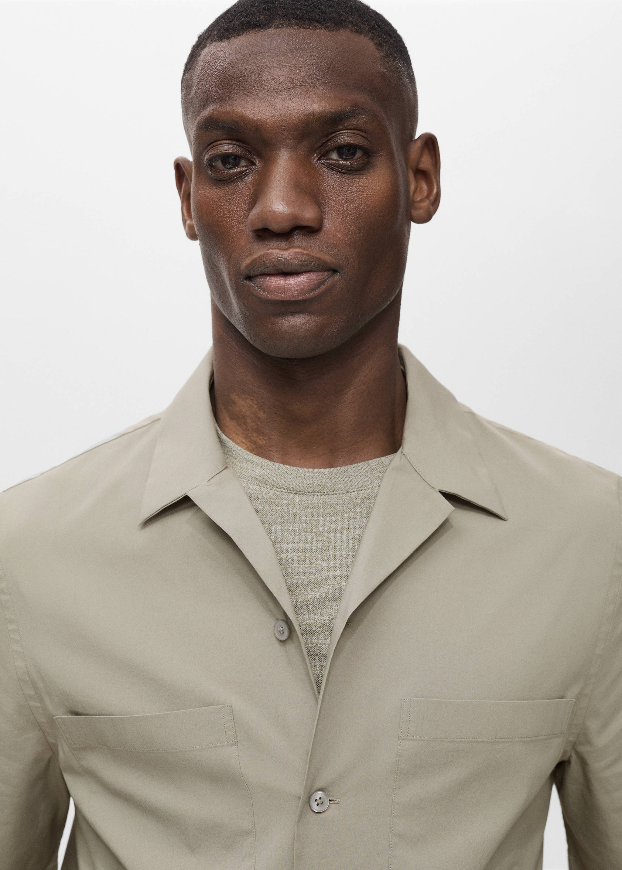 Shirt with pockets and bowling collar - Details of the article 1