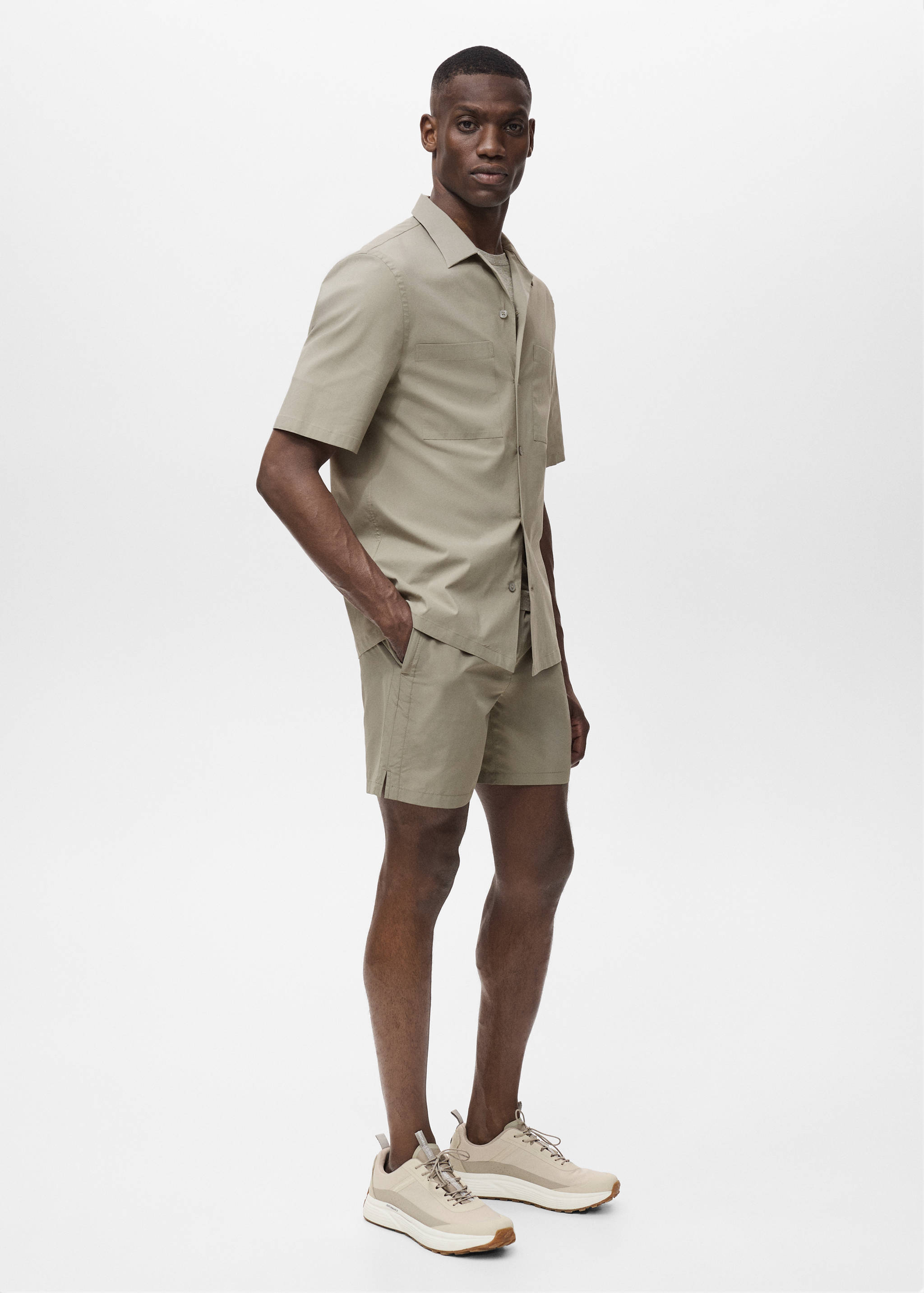 Shirt with pockets and bowling collar - Details of the article 2