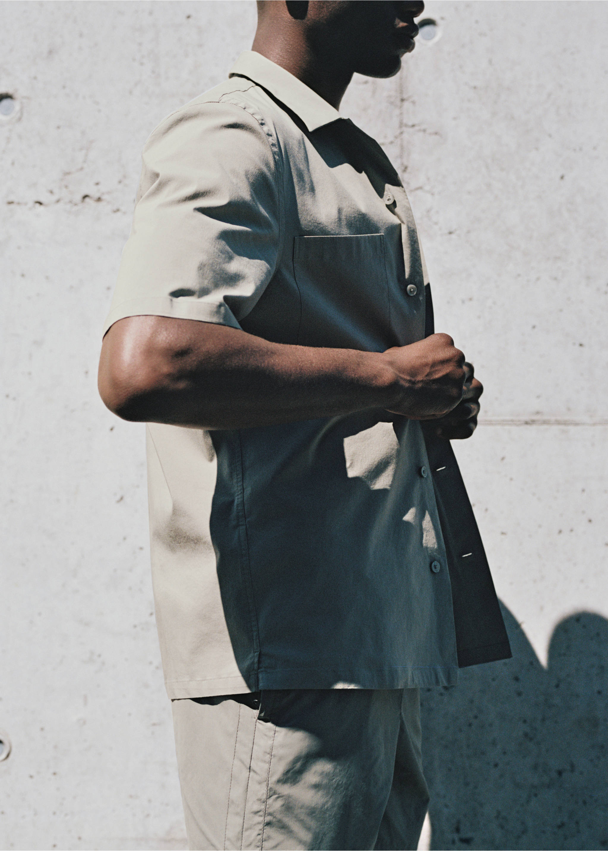 Shirt with pockets and bowling collar - Details of the article 5, Khaki. Ref: 17071133-00.