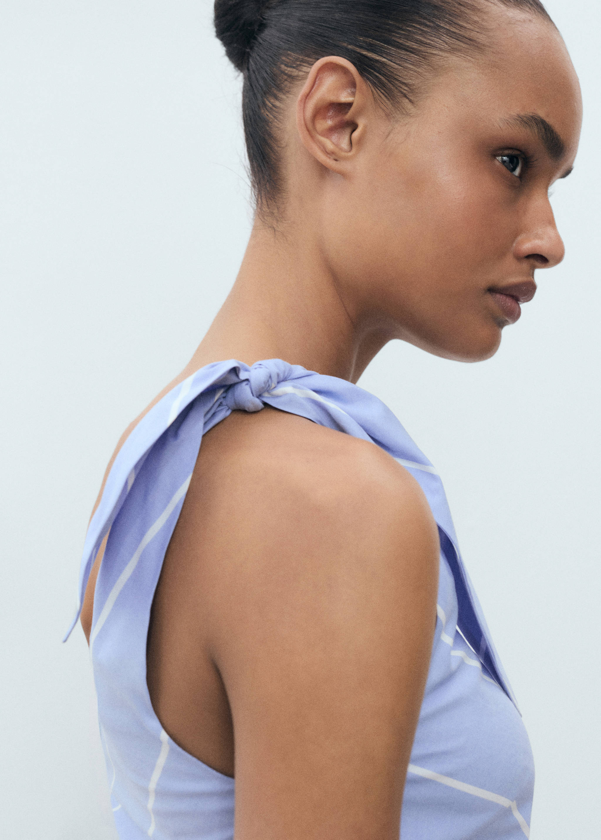 Asymmetrisches gestreiftes Kleid mit Knotendetail - Detail des Artikels 3