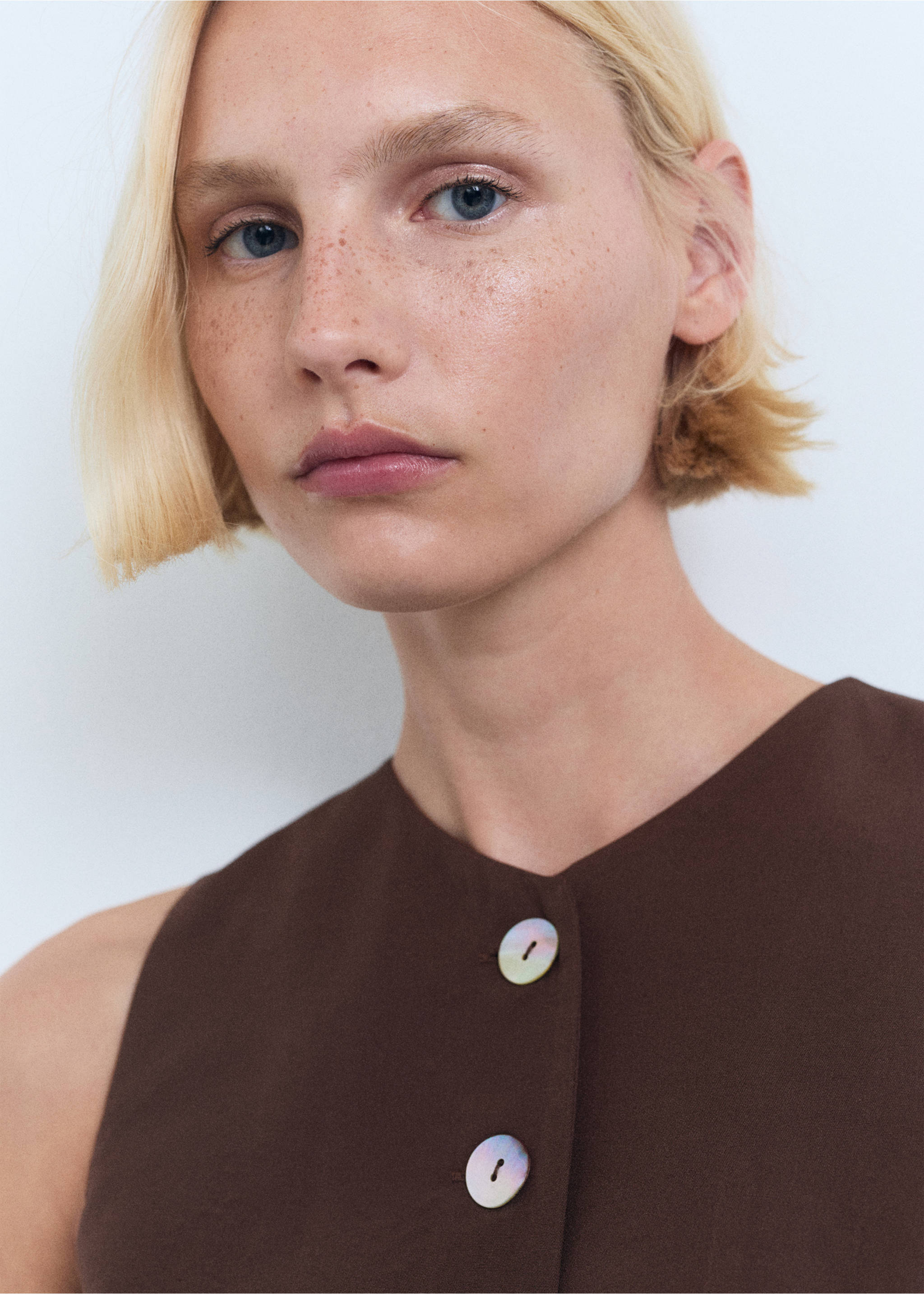 Suit waistcoat with buttons - Details of the article 1, Brown. Ref: 17071152-00.