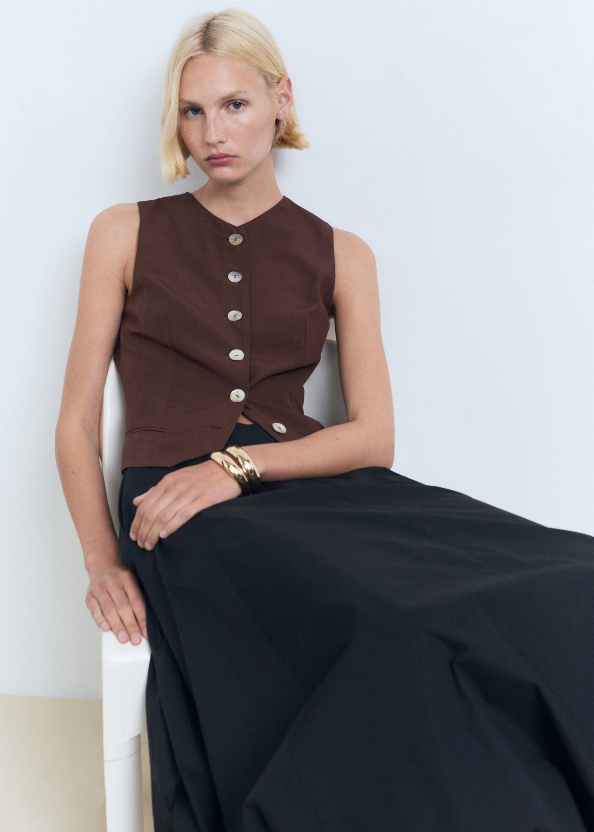 Suit waistcoat with buttons - Details of the article 2, Brown. Ref: 17071152-00.