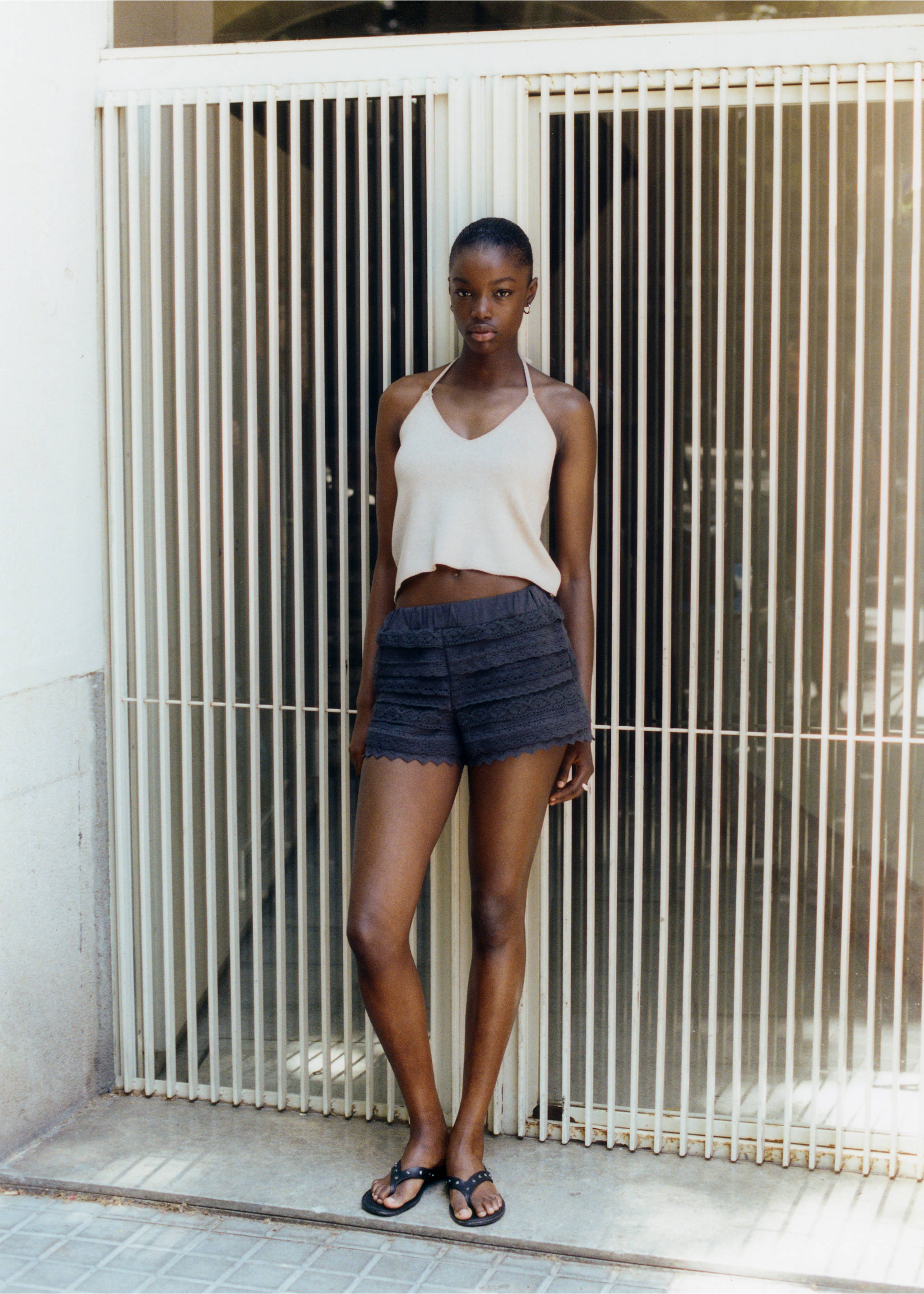 Crochet shorts with ruffles - Details of the article 5, Charcoal. Ref: 17071164-00.