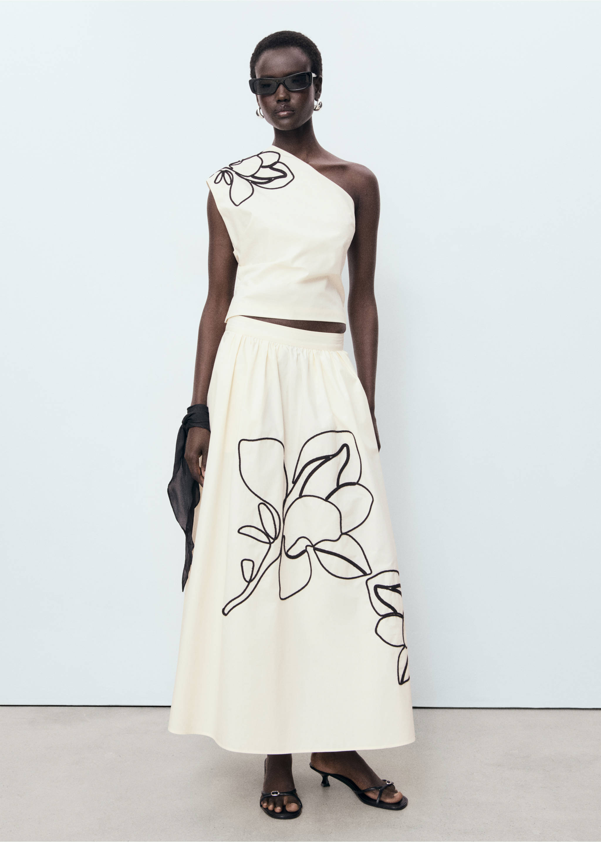 Asymmetrical flower-embroidered top - General plane, Off White. Ref: 17071171-00.