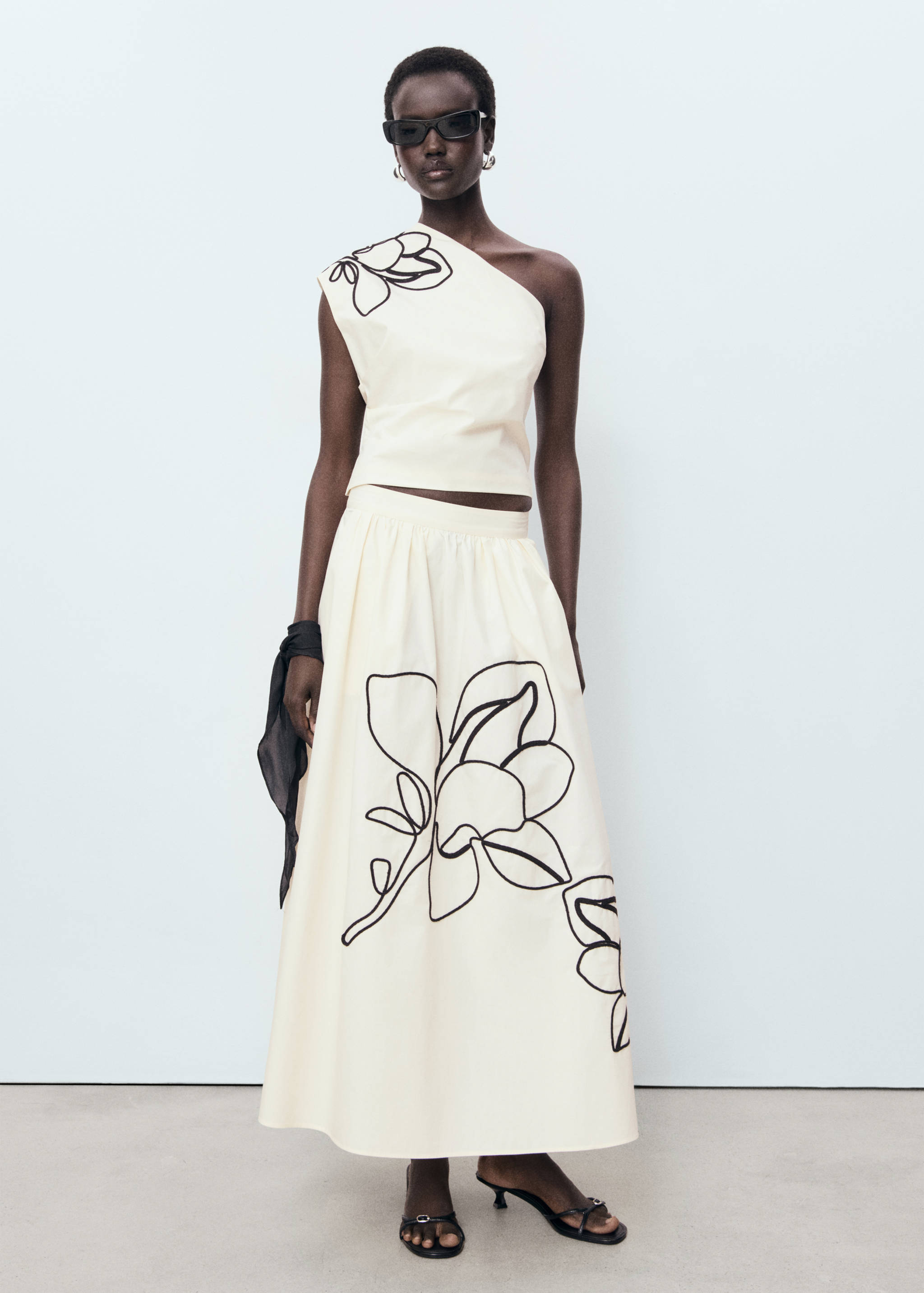 Asymmetrical flower-embroidered top - General plane