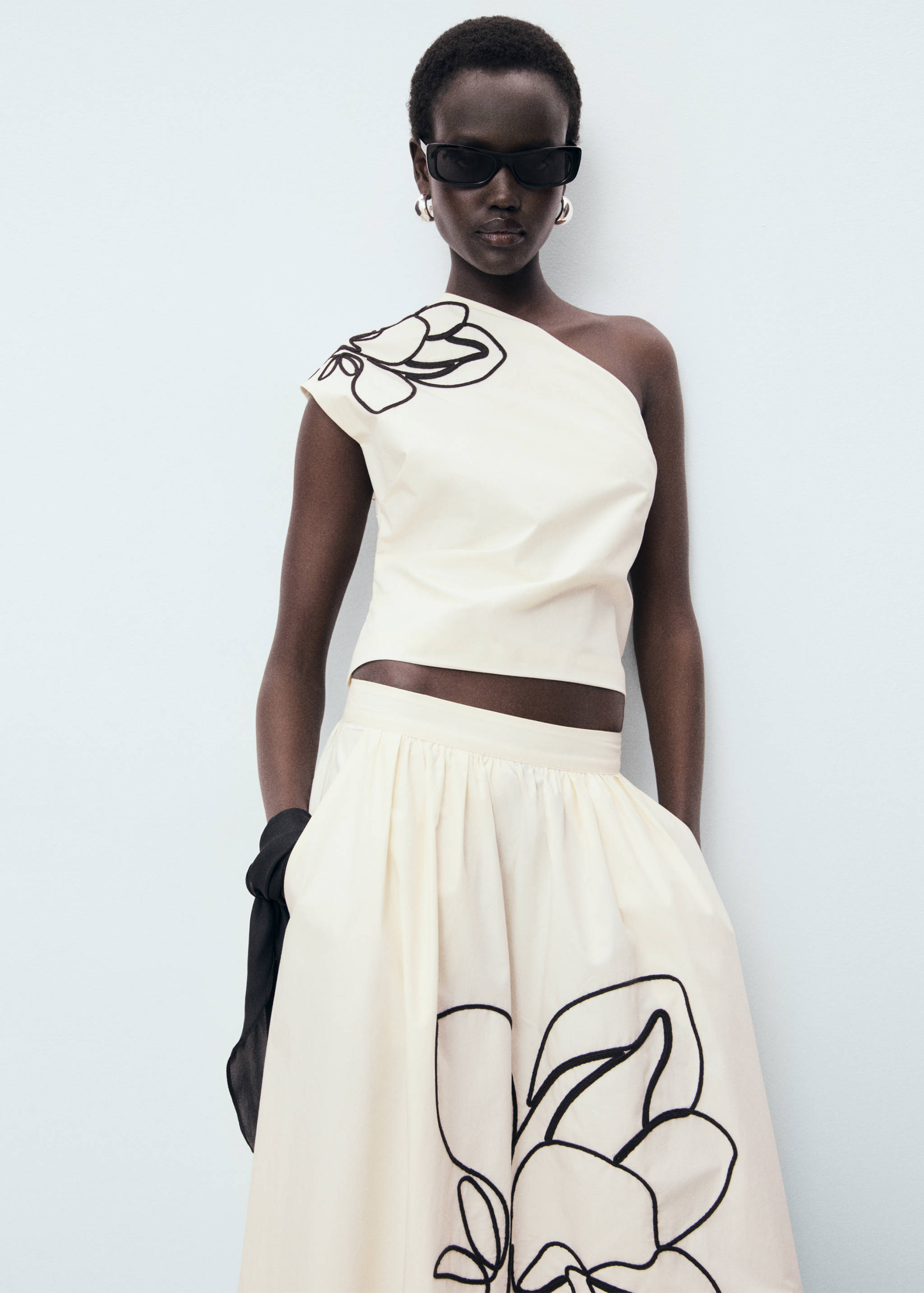 Asymmetrical flower-embroidered top - Medium plane