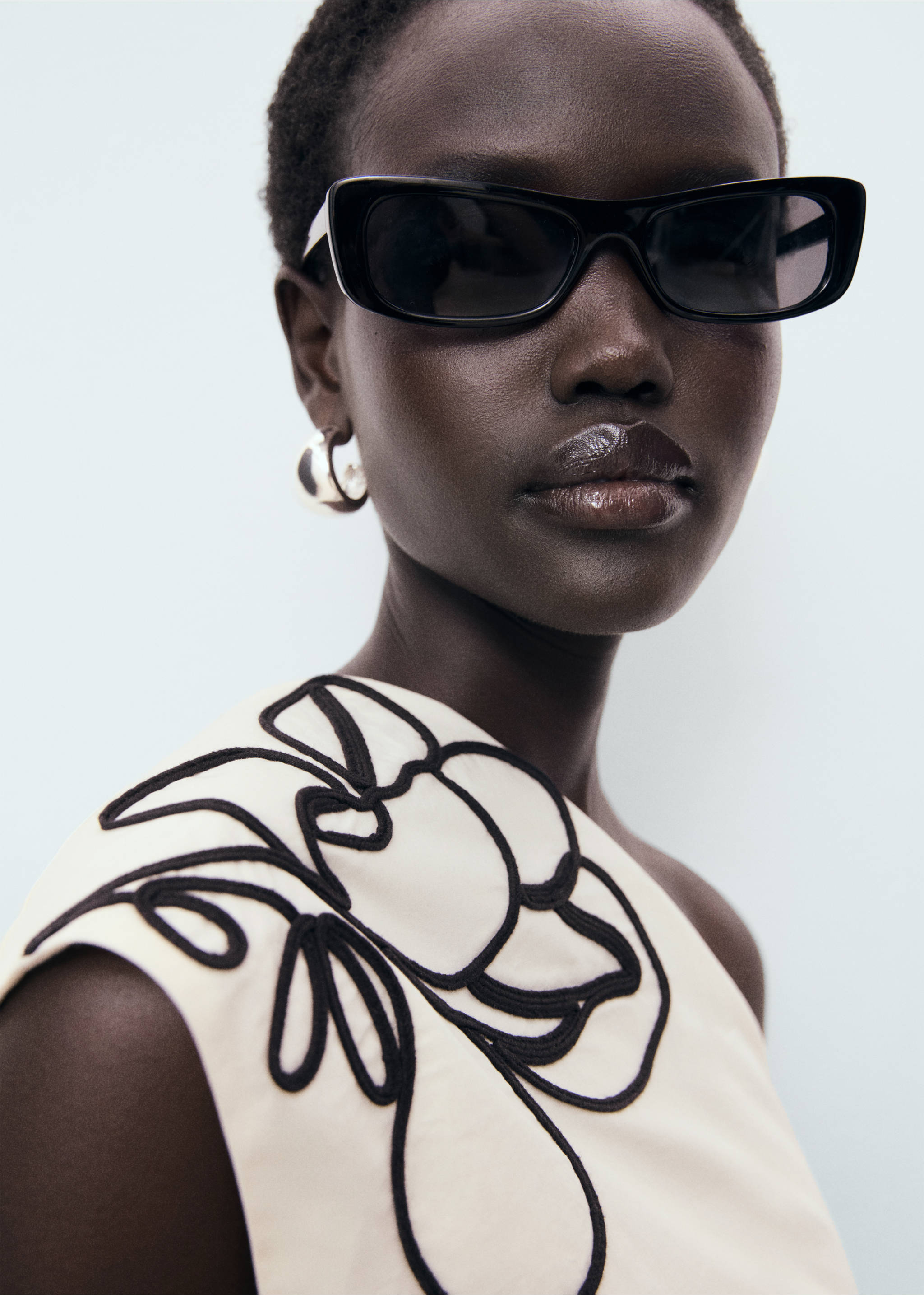 Asymmetrical flower-embroidered top - Details of the article 1, Off White. Ref: 17071171-00.