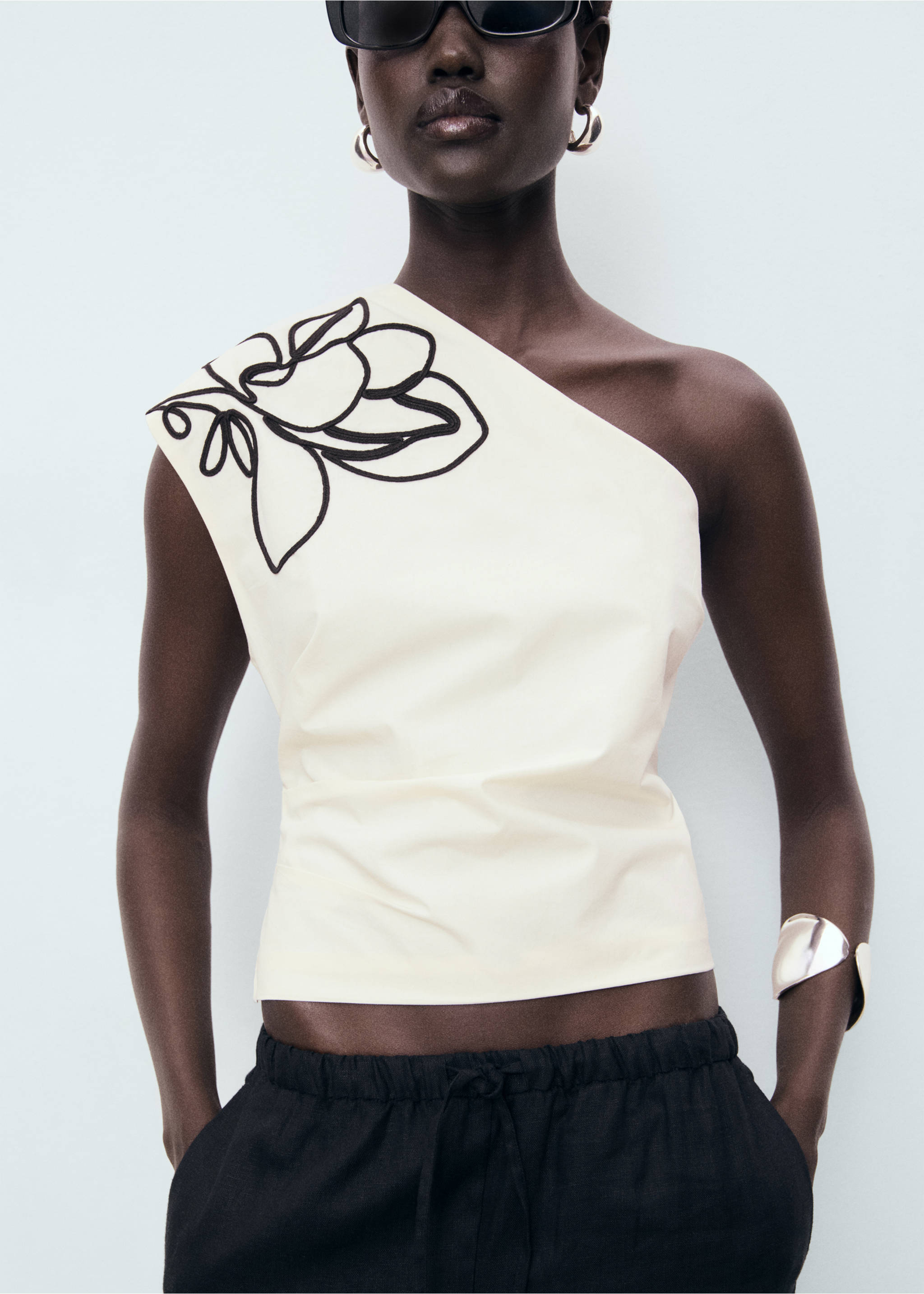 Asymmetrical flower-embroidered top - Details of the article 3, Off White. Ref: 17071171-00.