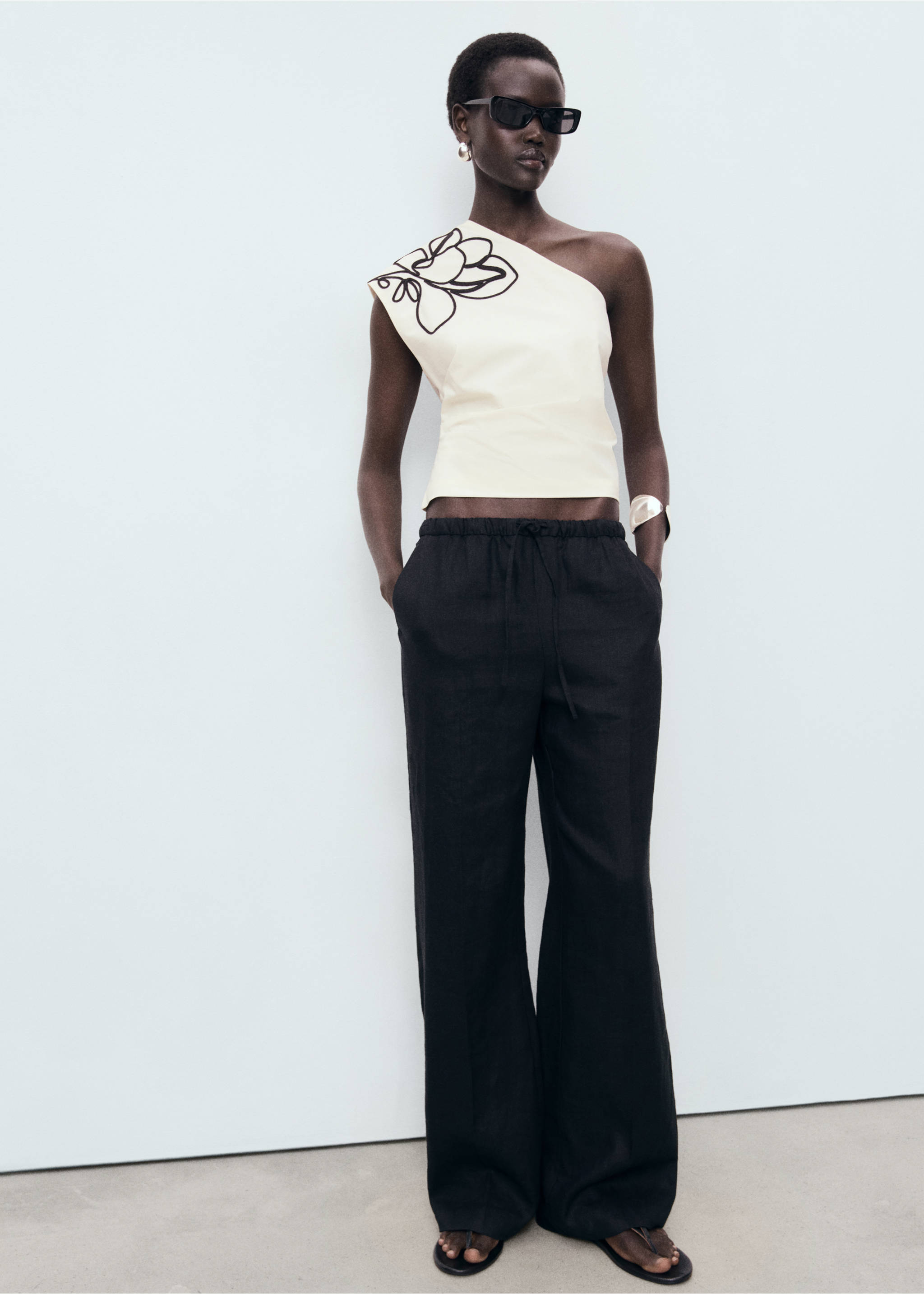 Asymmetrical flower-embroidered top - Details of the article 2, Off White. Ref: 17071171-00.
