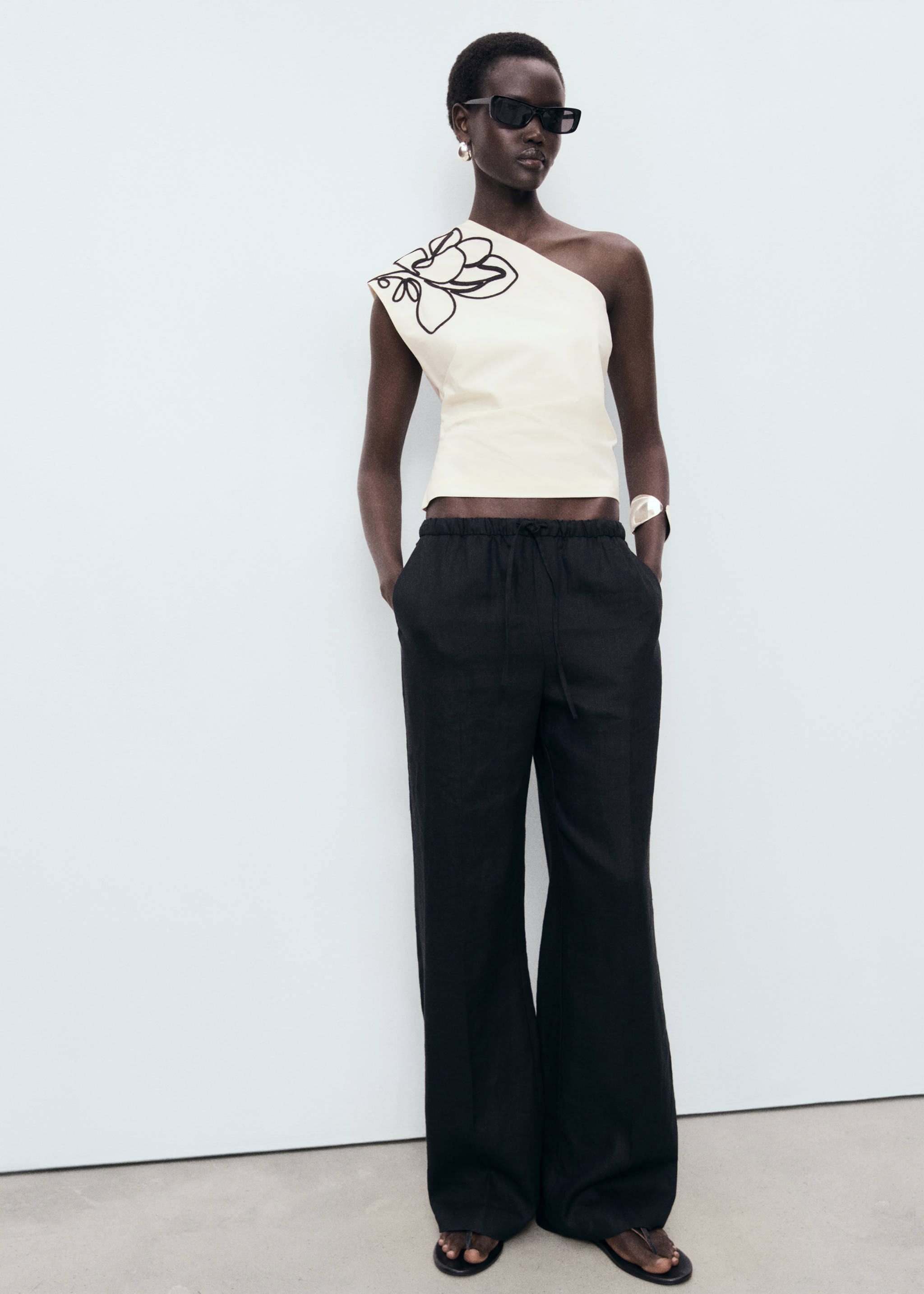 Asymmetrical flower-embroidered top - Details of the article 2