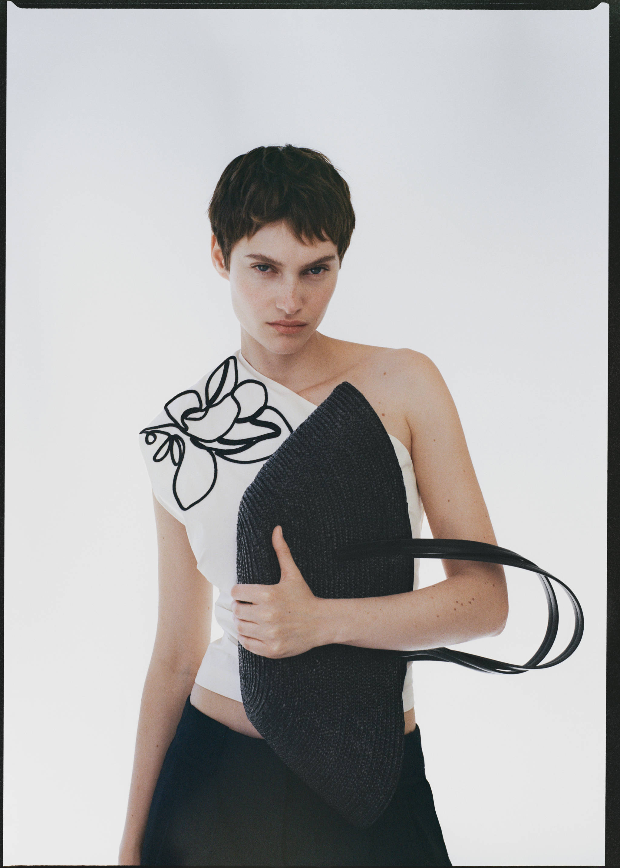 Asymmetrical flower-embroidered top - Details of the article 7, Off White. Ref: 17071171-00.