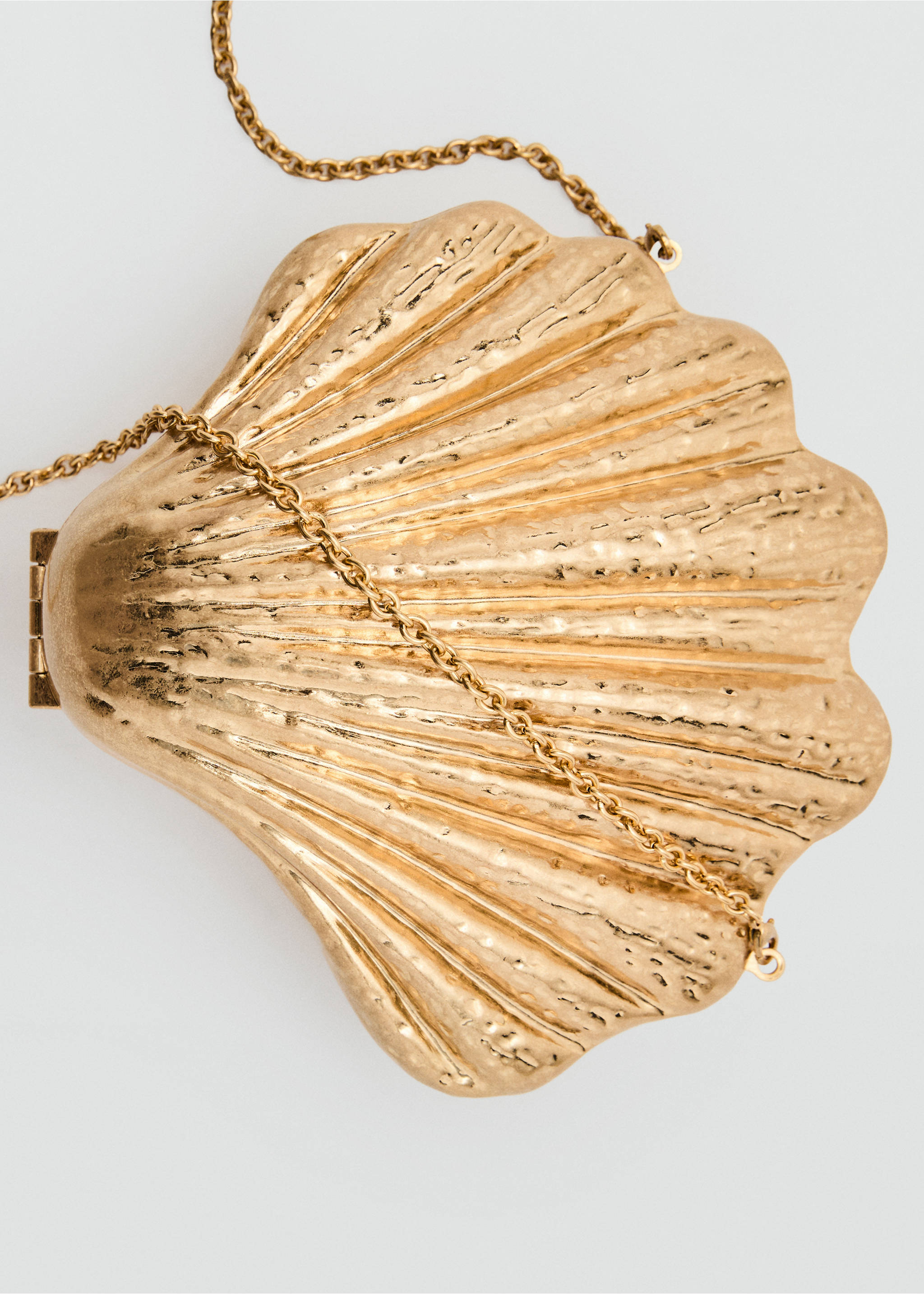 Clutch mit Muscheldesign - Detail des Artikels 2, Gold. Ref: 17071177-00.