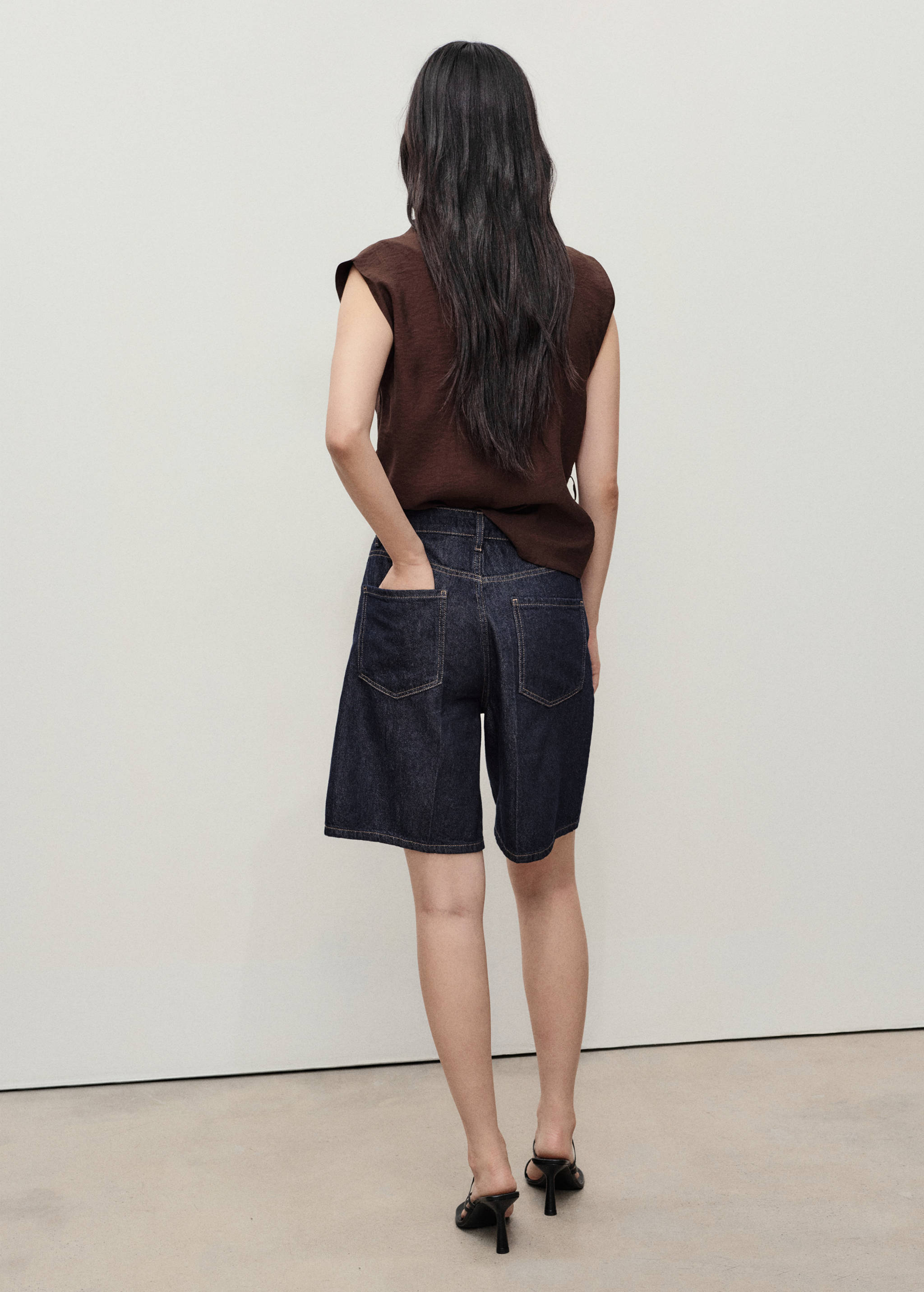 High-waist rinse-wash denim shorts - Reverse of the article