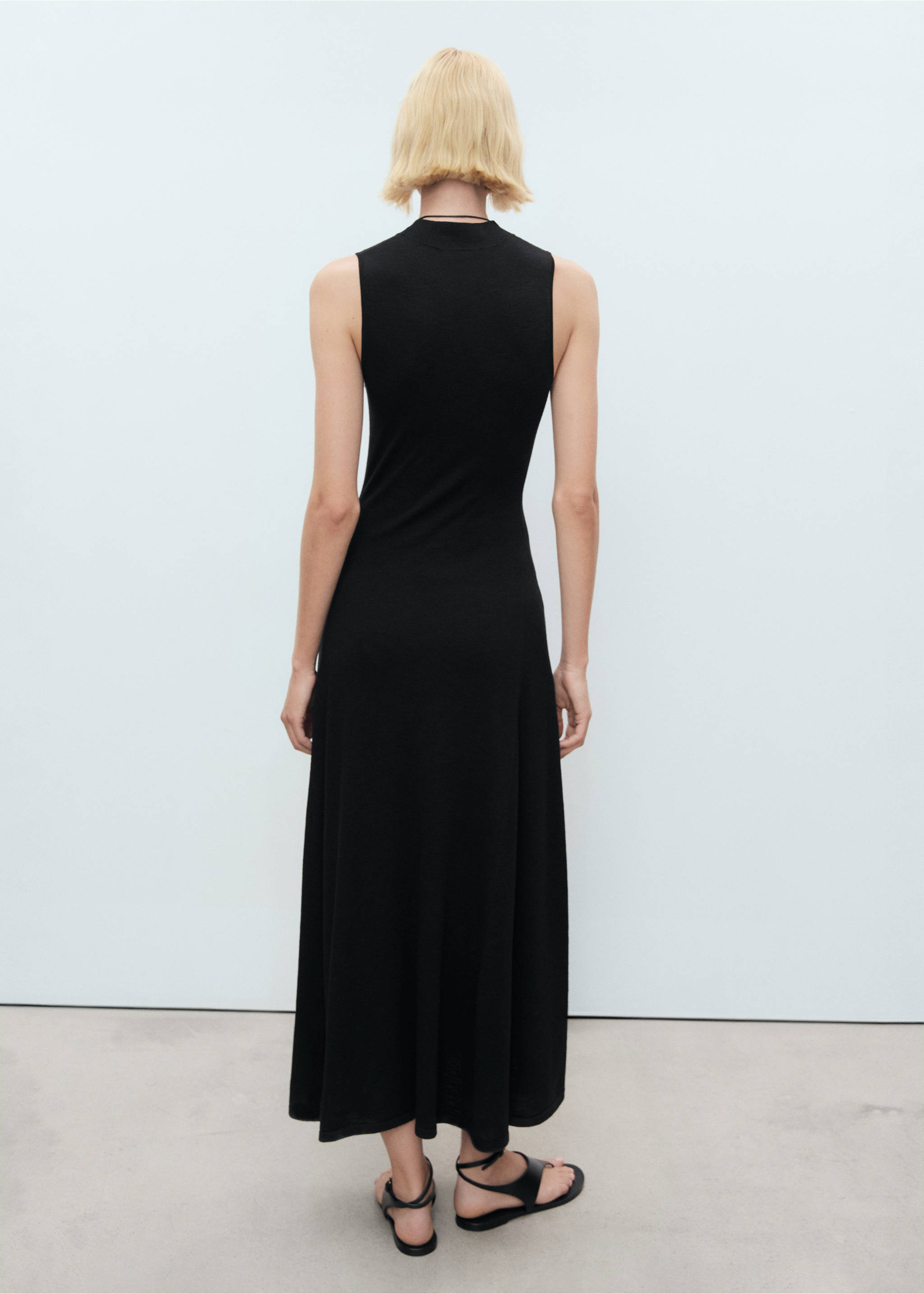 Fine-knit flared dress - Reverse of the article, Black. Ref: 17071186-00.