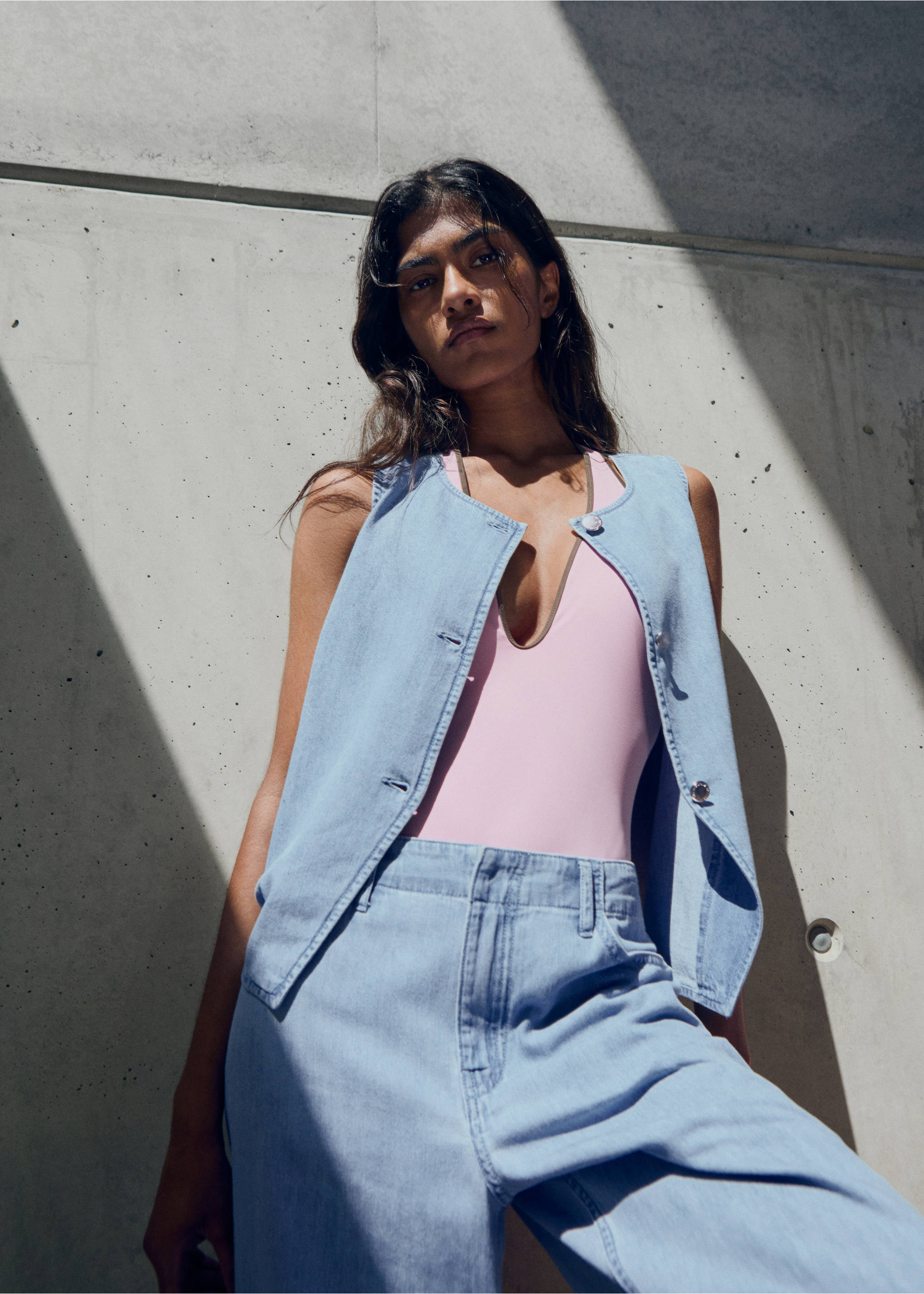 Džínová vesta s knoflíky - Náhled ve středové rovině, Světle modrá. Ref: 17071205-00.