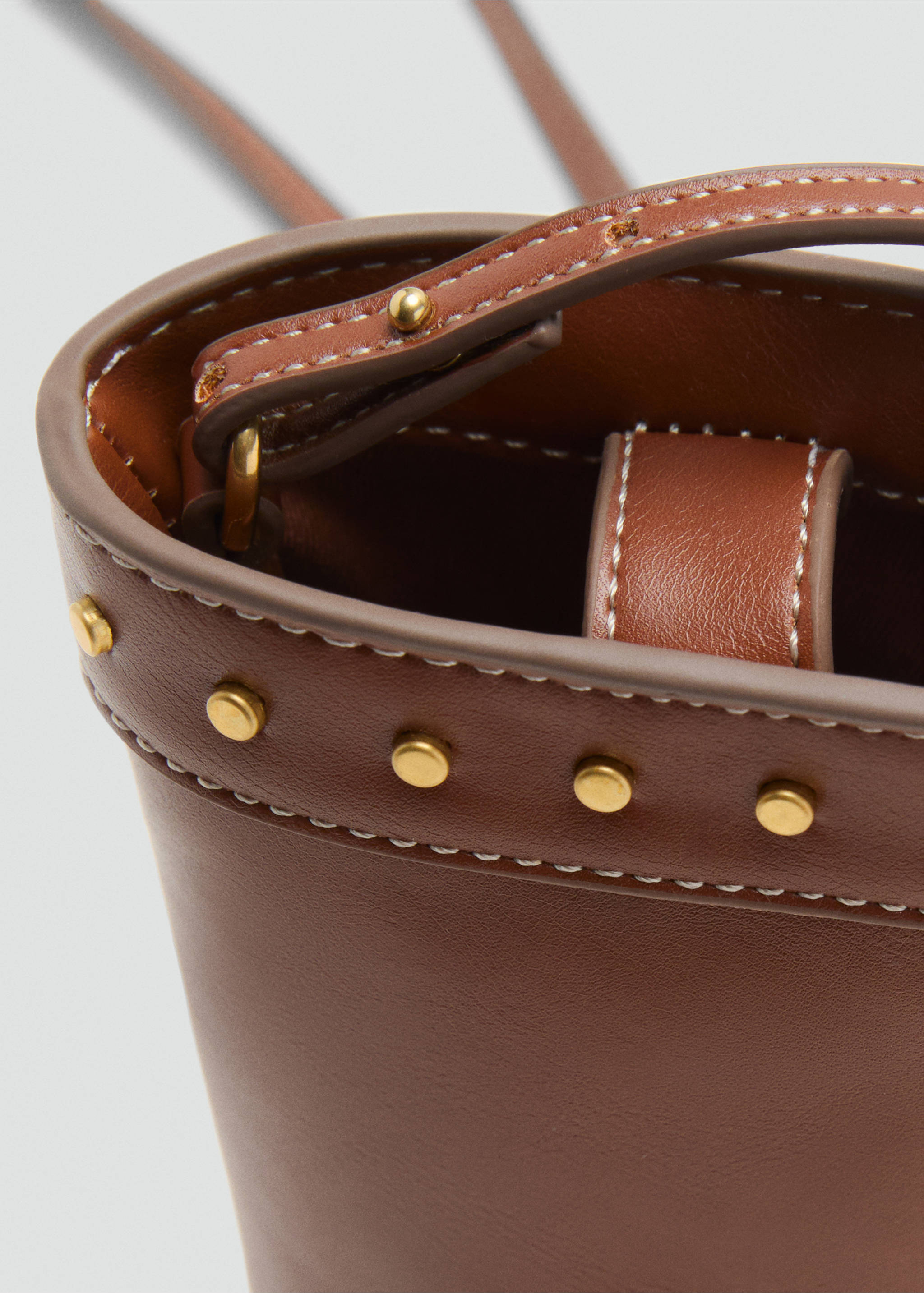 Studded mobile phone case with shoulder strap - Details of the article 1, Leather. Ref: 17071215-00.