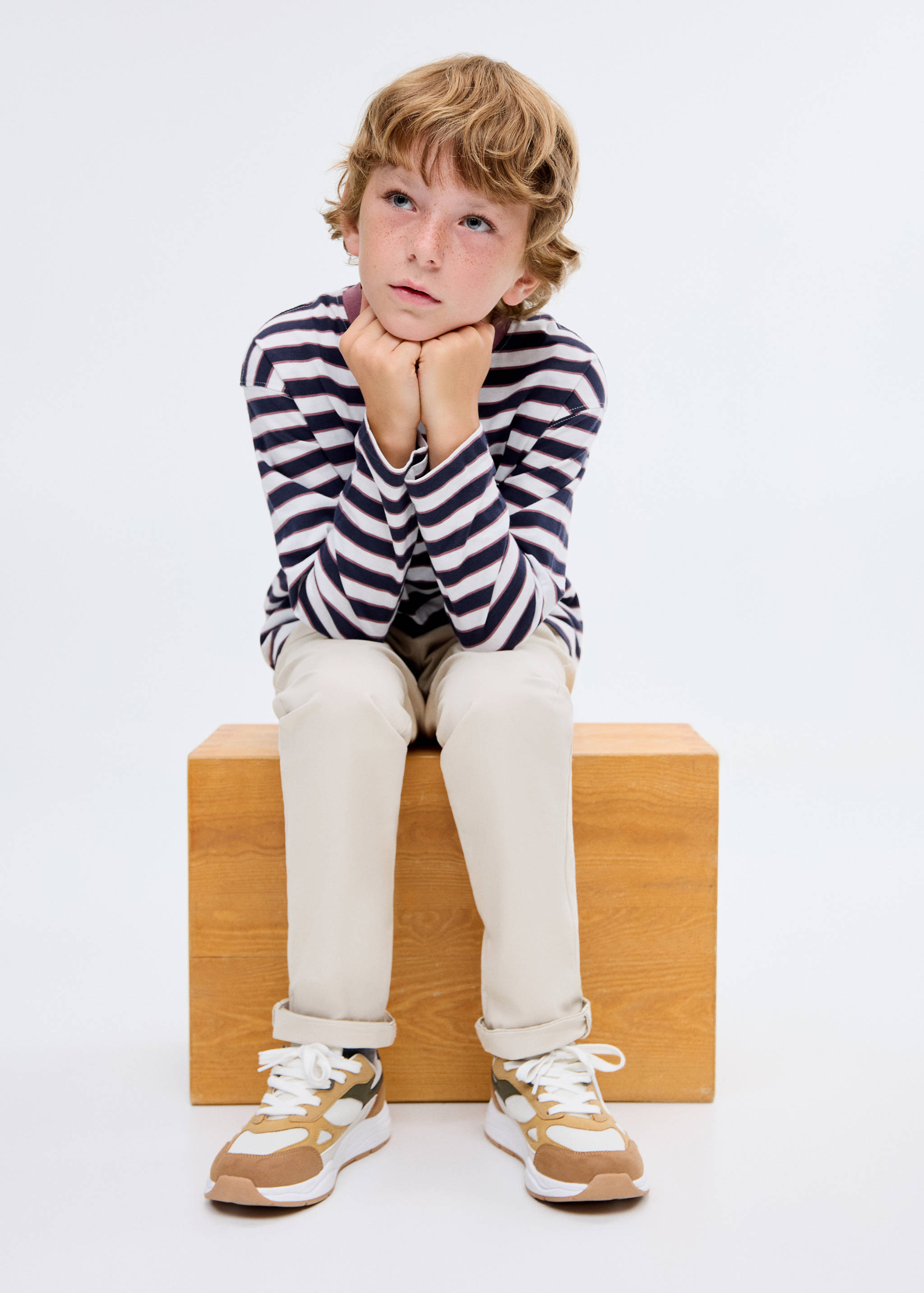 Pantalón chino liso - Plano general